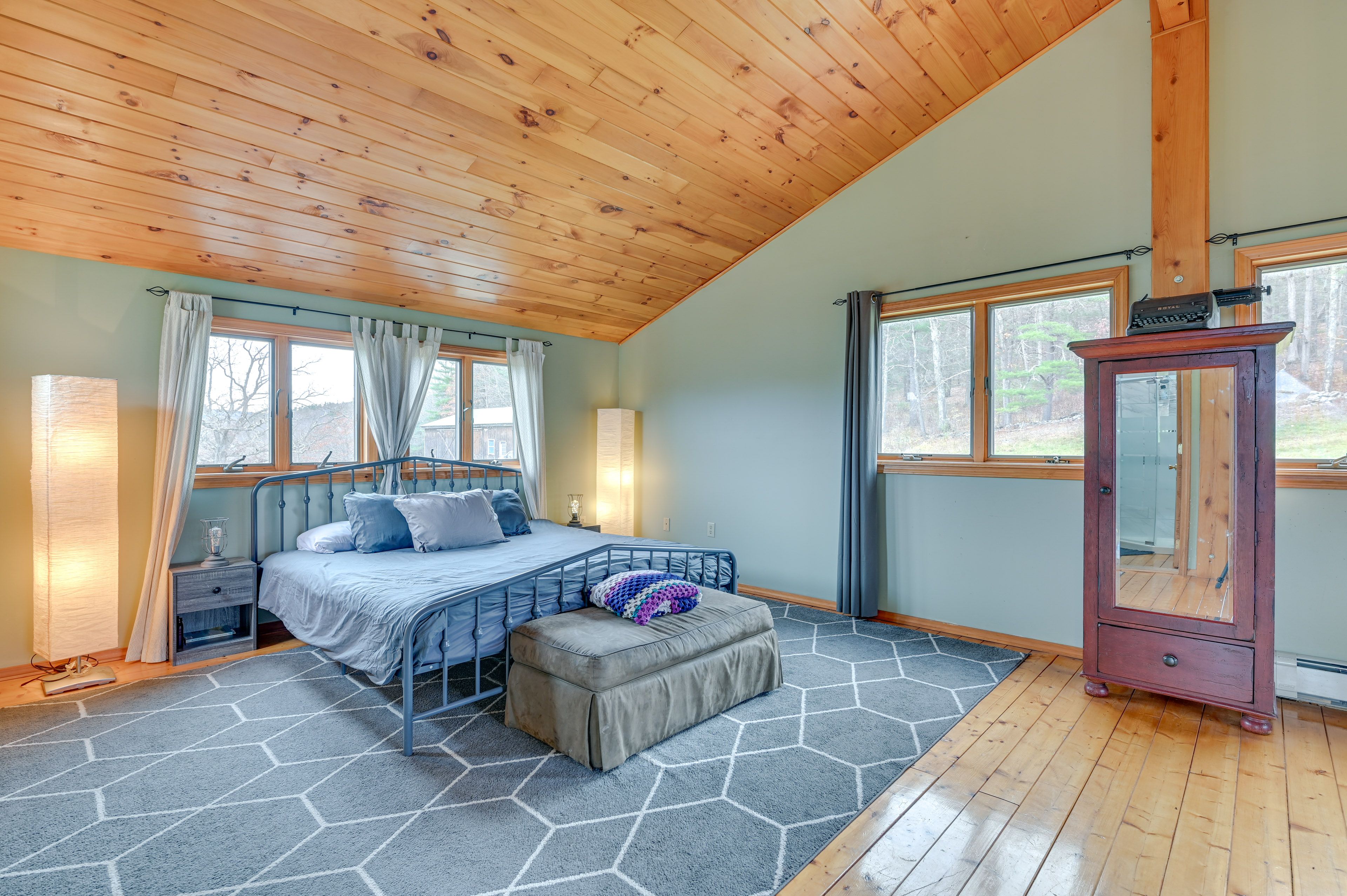 Bedroom 1 | King Bed | Twin Futon | En-Suite Bathroom | 3rd Floor