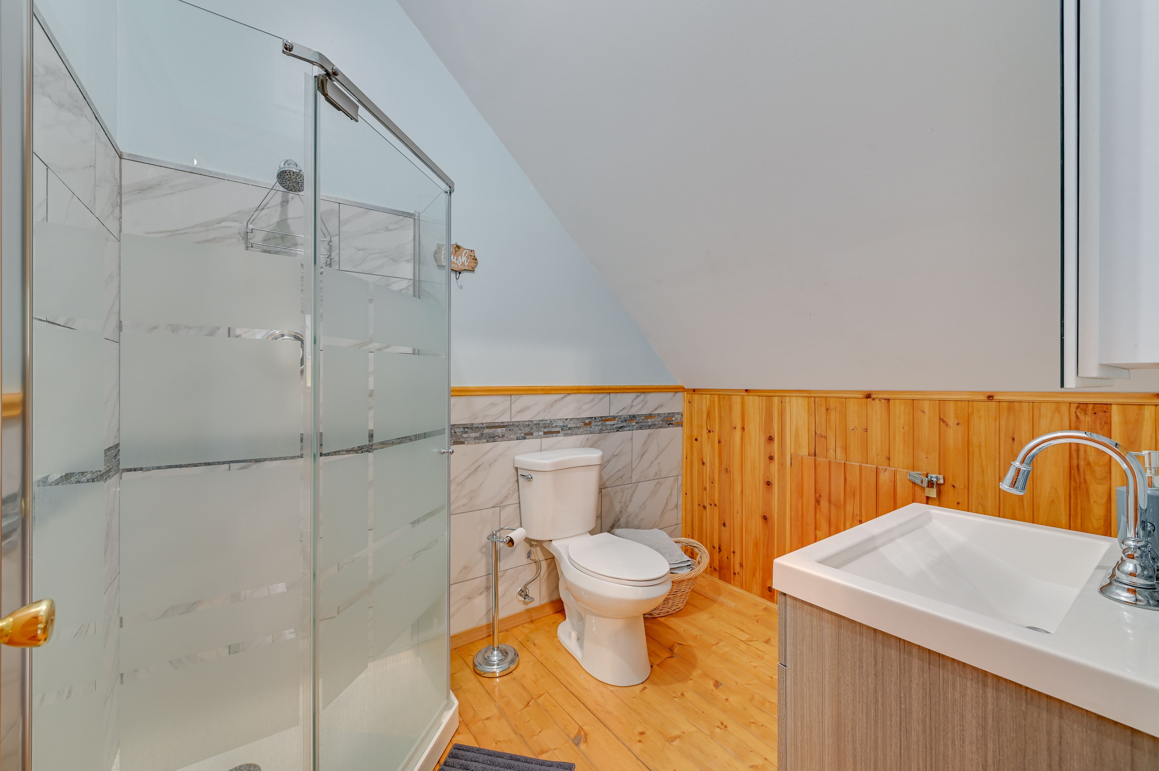 Full Bathroom | Towels Provided