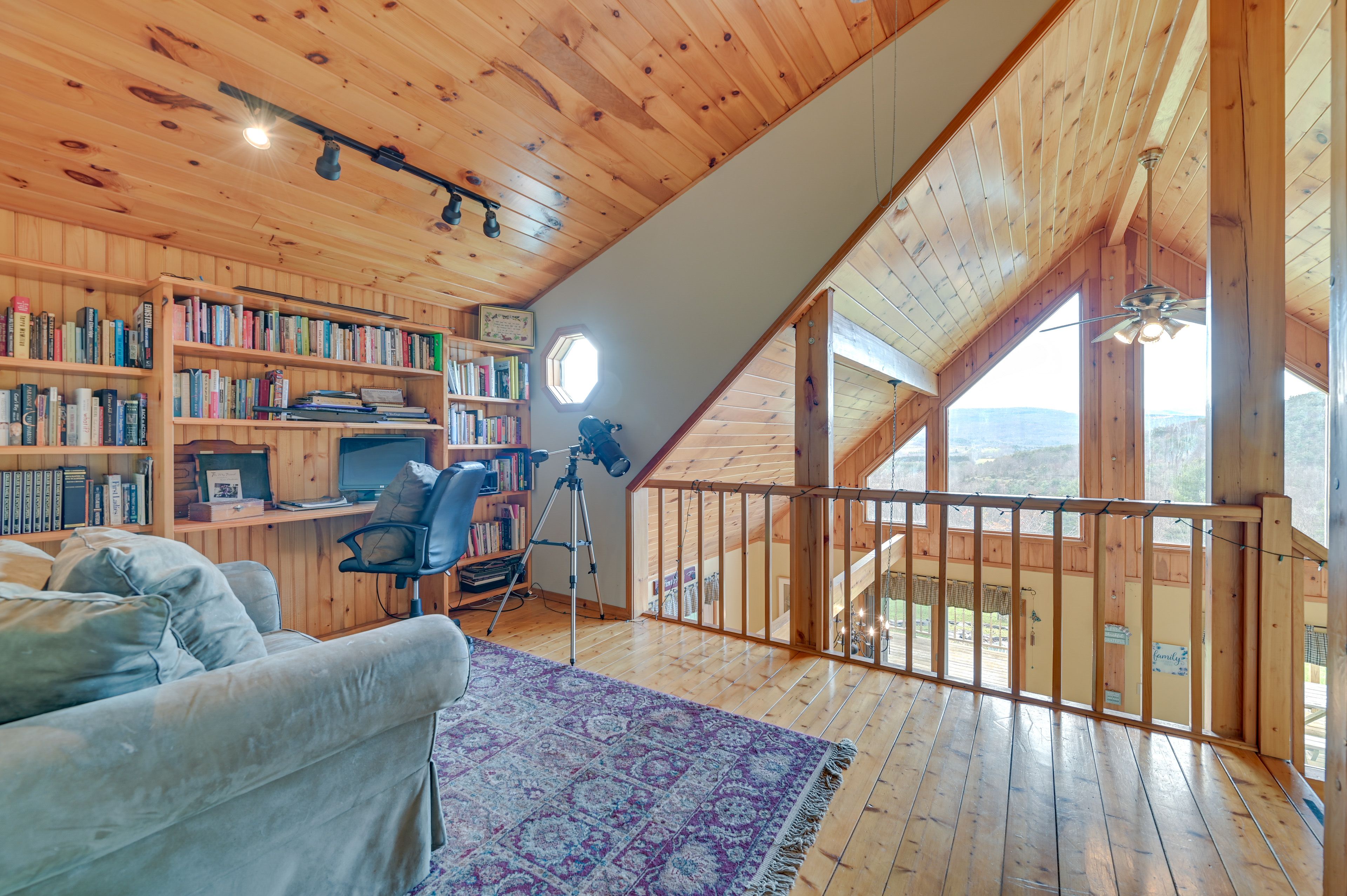 Loft | Office | Free WiFi | Books