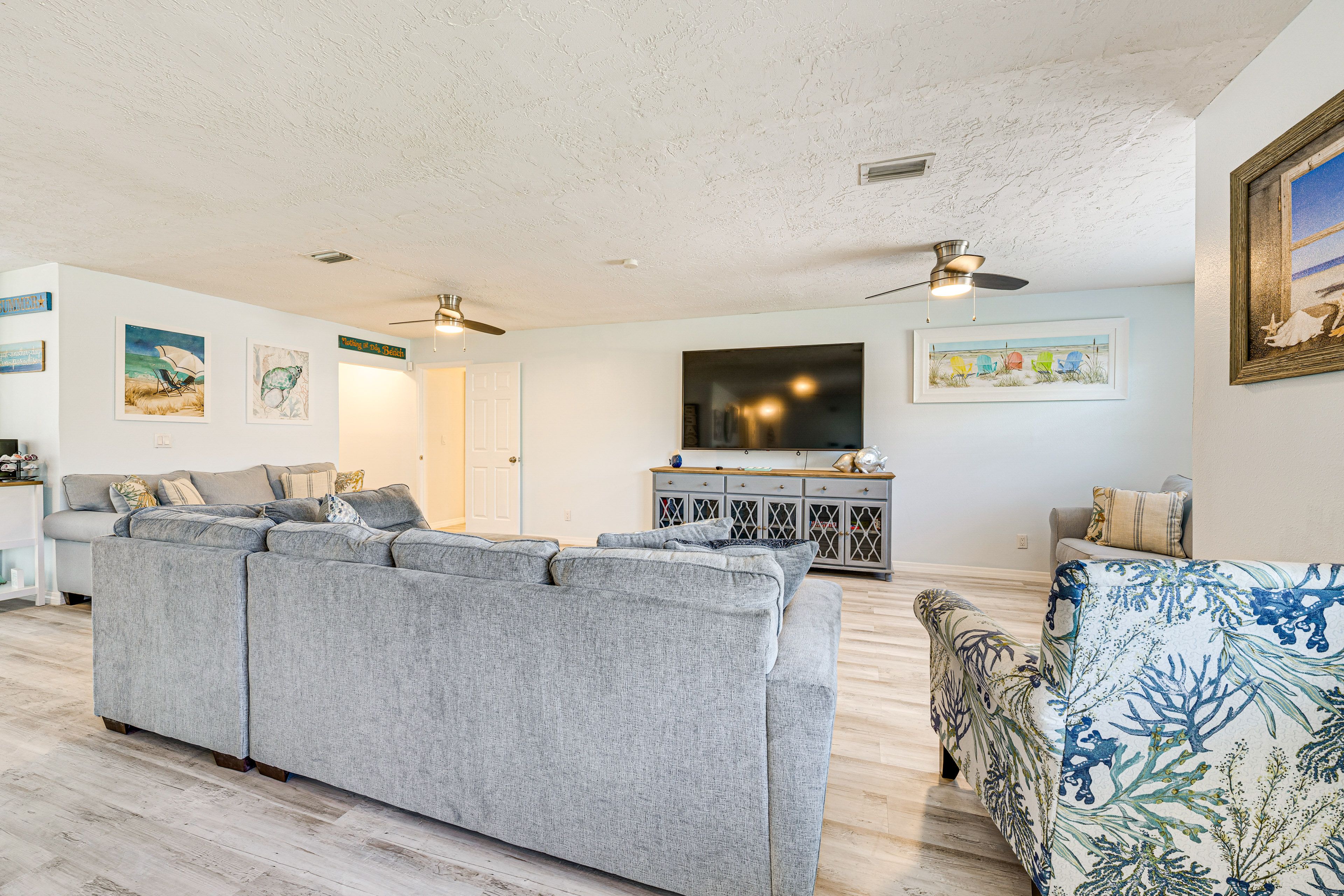 Living Room | Sleeper Sofa | Smart TV w/ Cable | Free WiFi | Central A/C & Heat