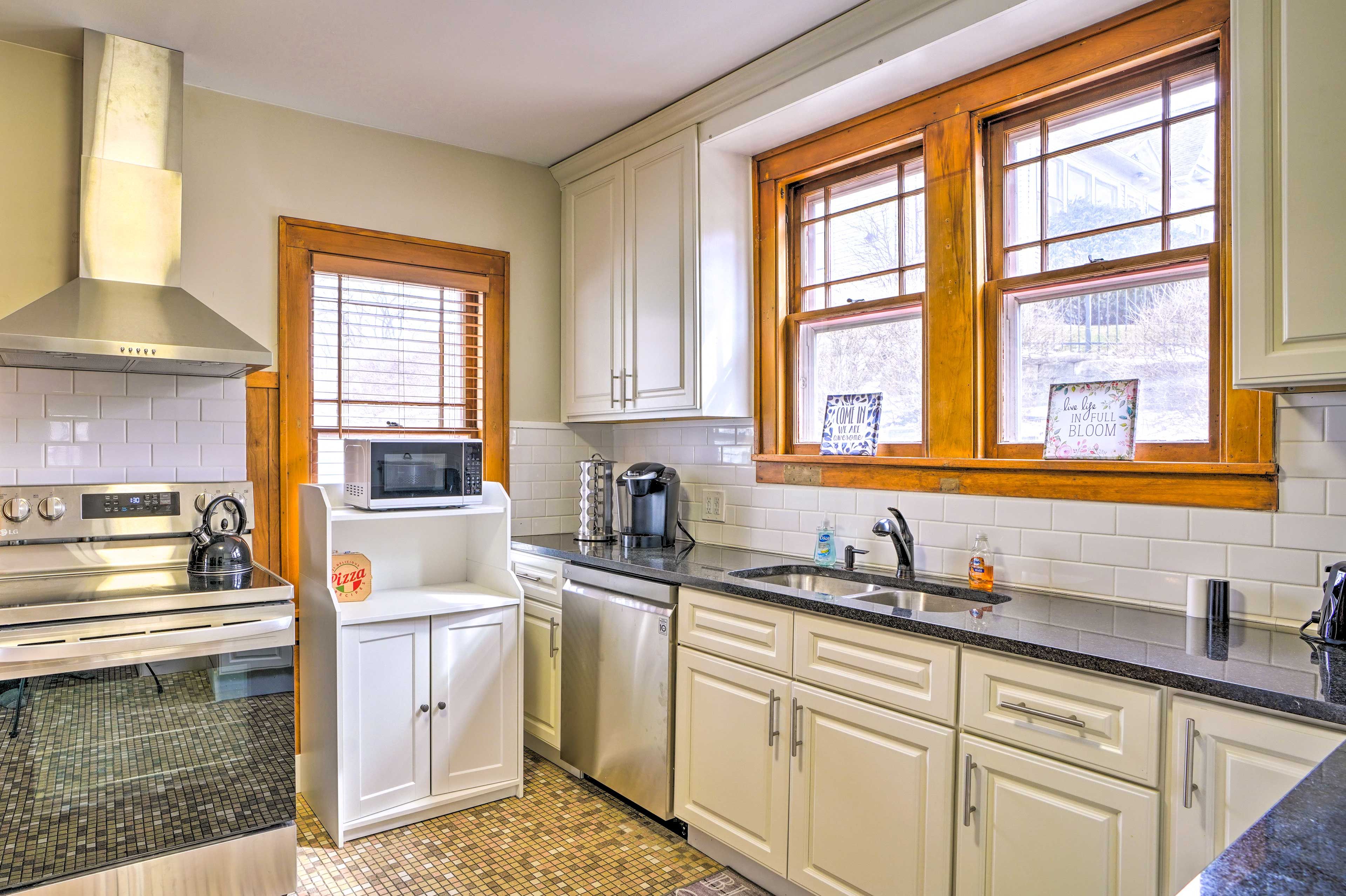 Fully Equipped Kitchen | Blender | Trash Bags & Paper Towels