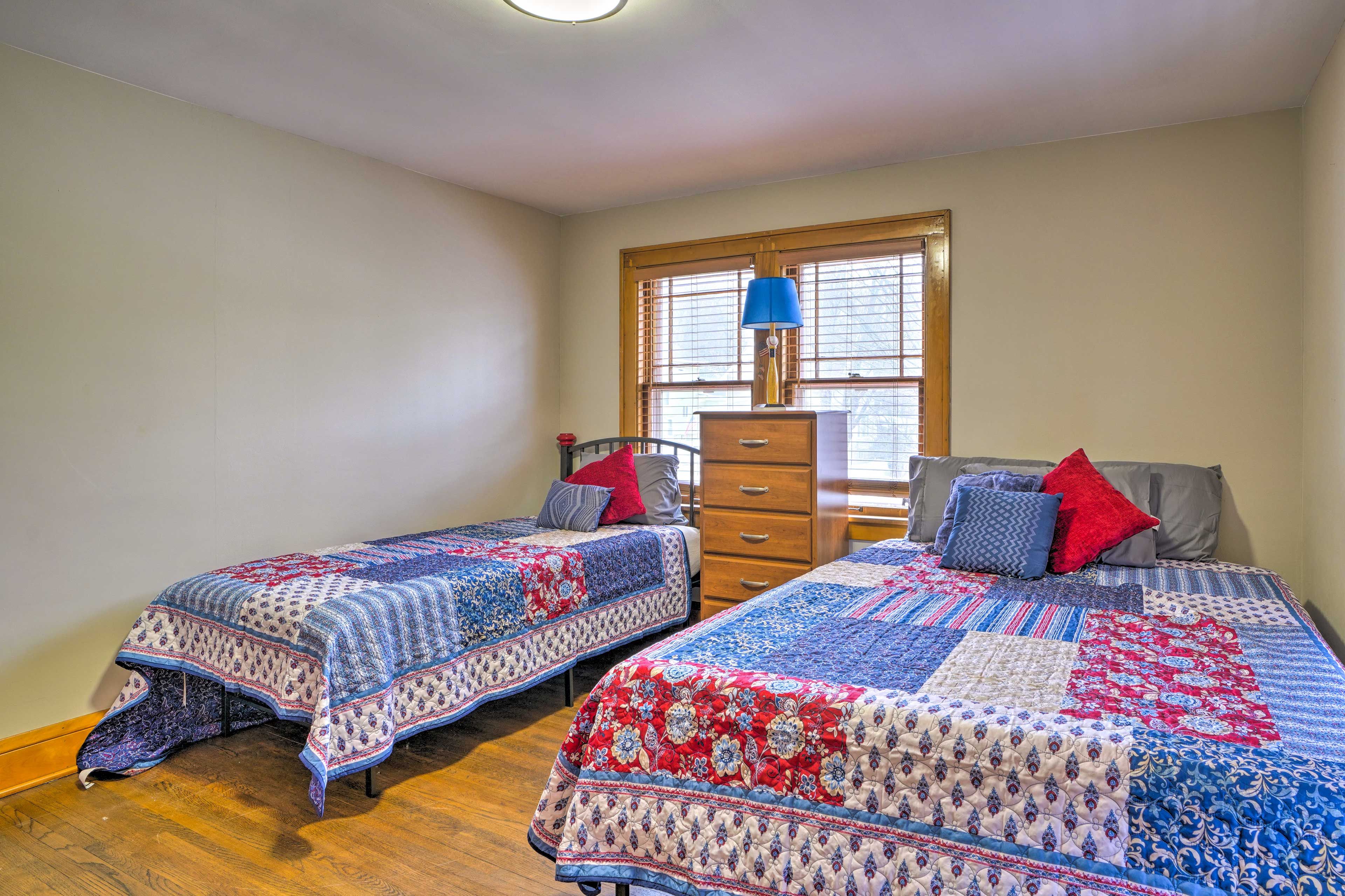 Bedroom 2 | Queen Bed | Twin Bed | 2nd Floor | Stairs Required