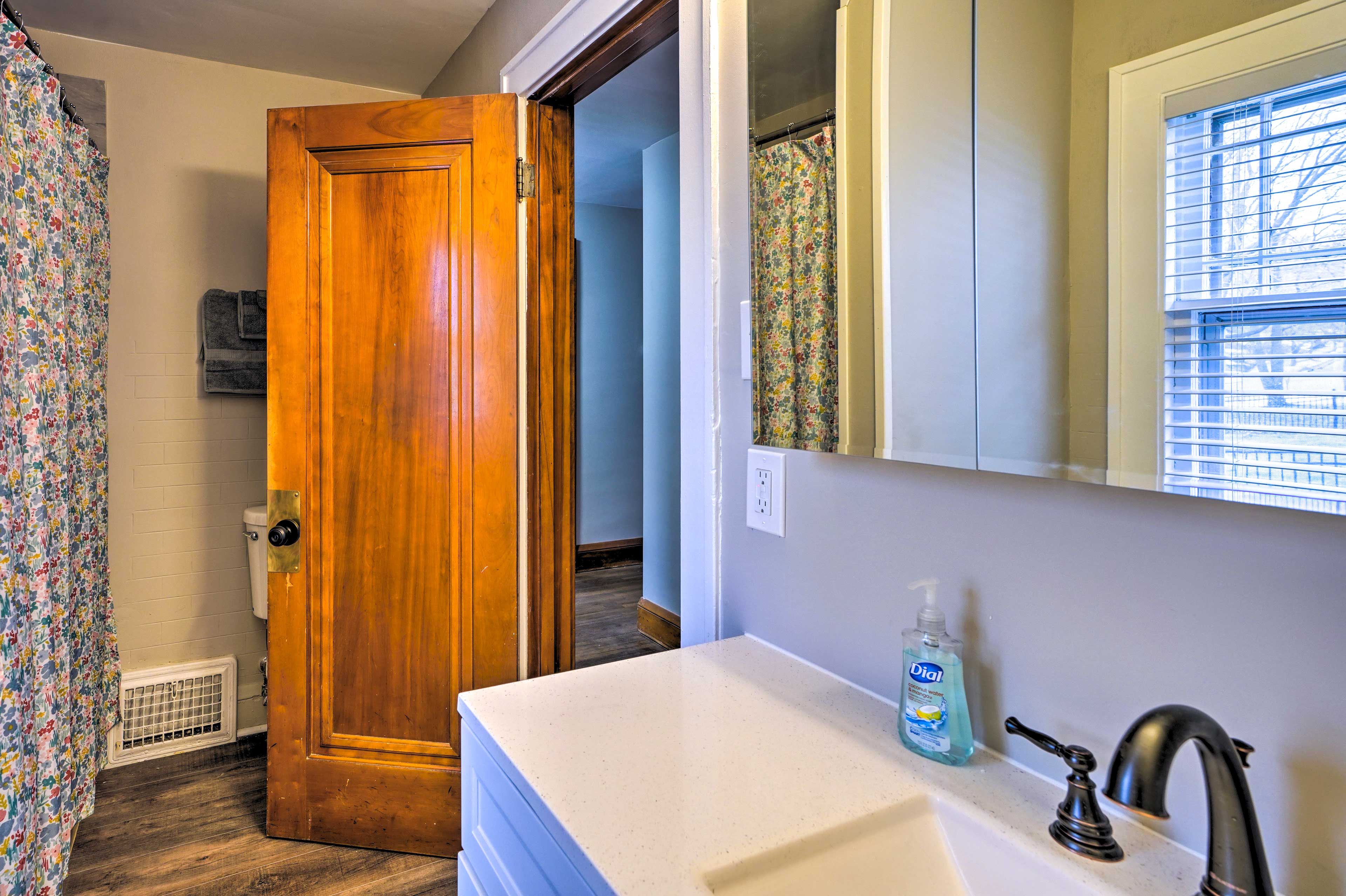 Full Bathroom | Hair Dryer | 2nd Floor | Stairs Required