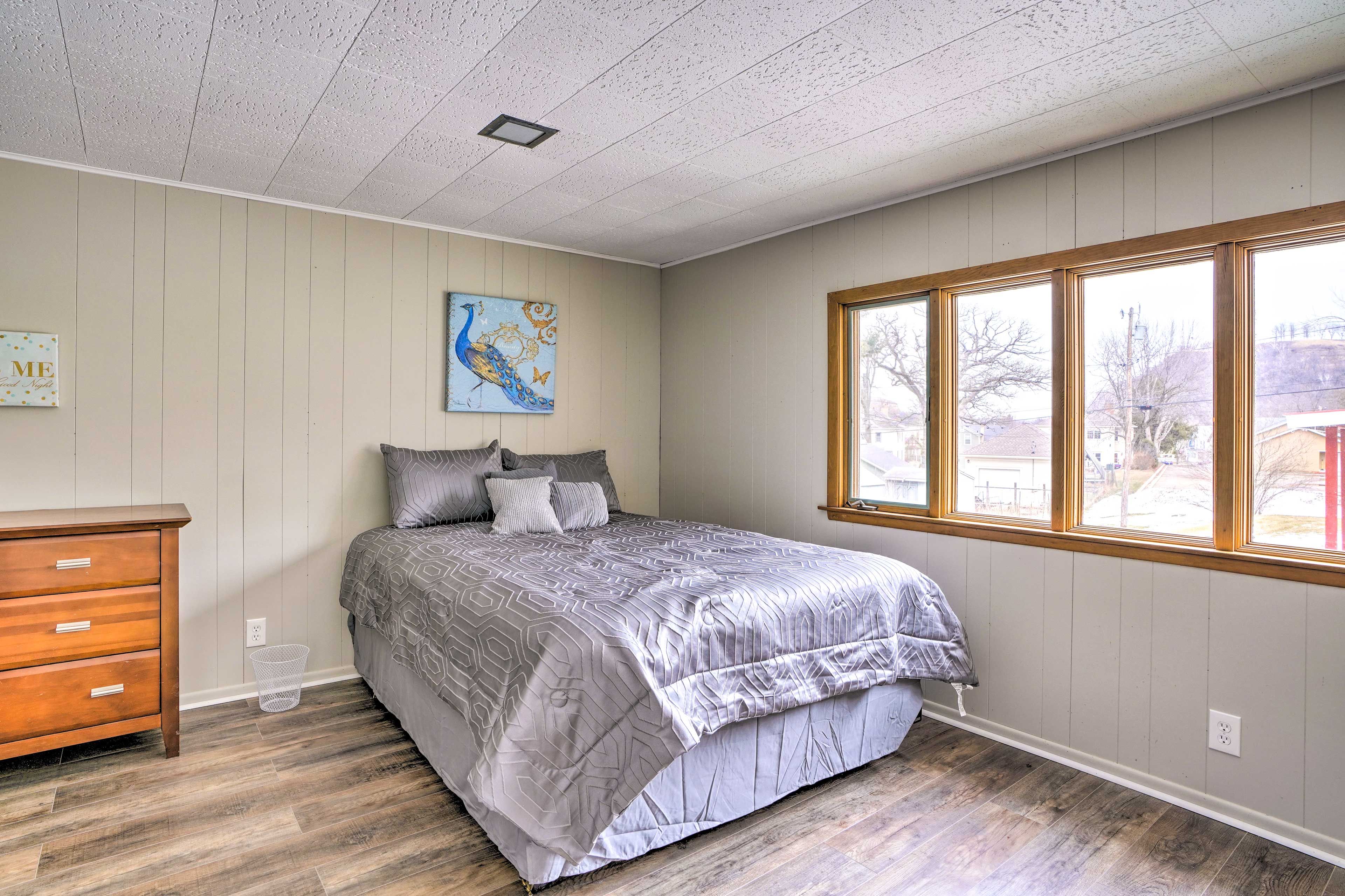 Bedroom 1 | Queen Bed | 1st Floor