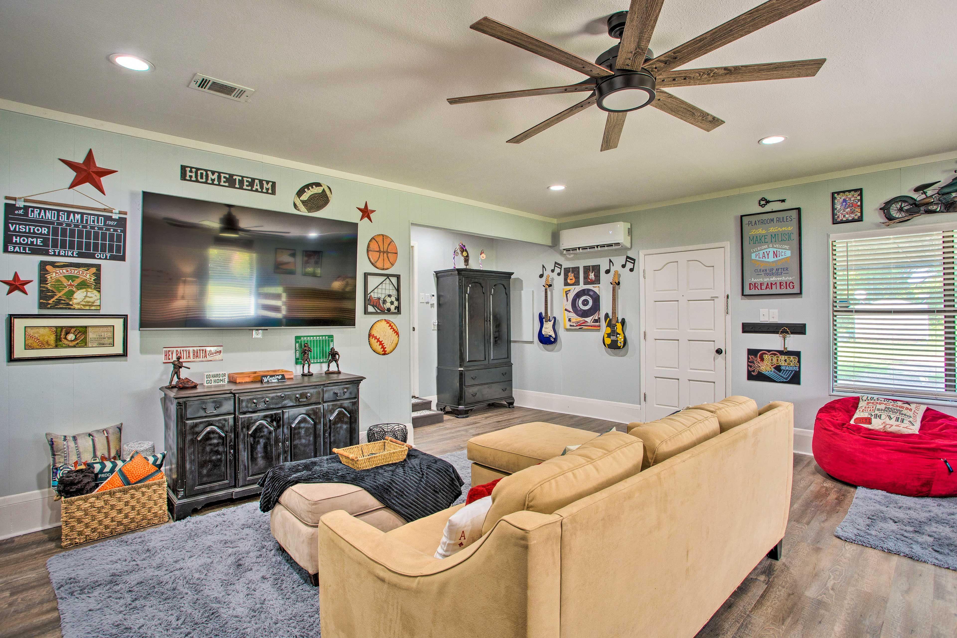 Game Room | Poker Table | Full Bunk Bed