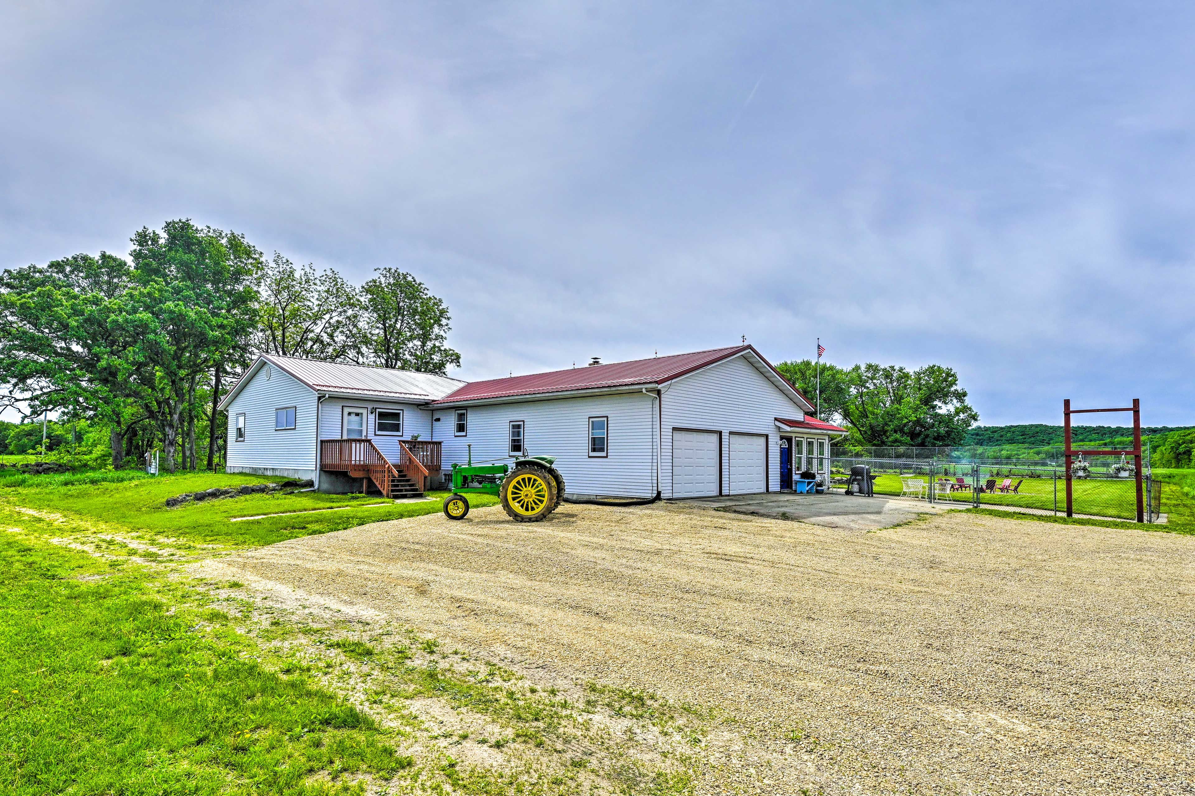 Parking | Driveway (6 Vehicles) | Garage (2 Vehicles) | RV/Trailer Parking