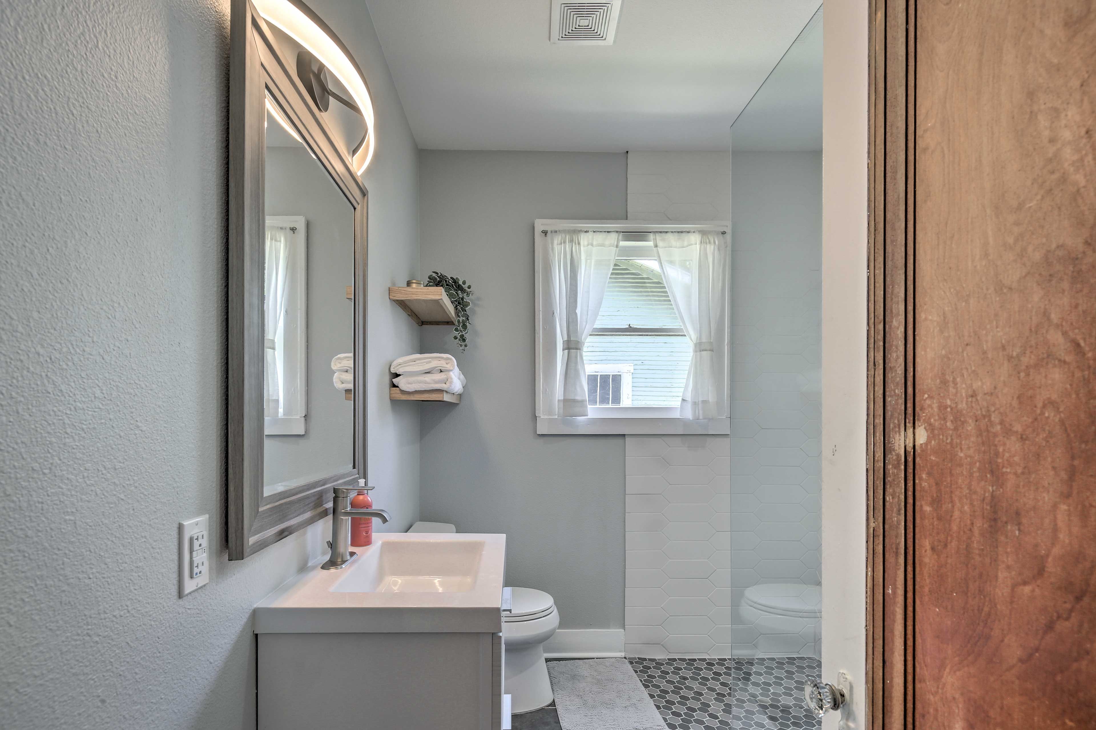 Full Bathroom | Main Level | Towels Provided