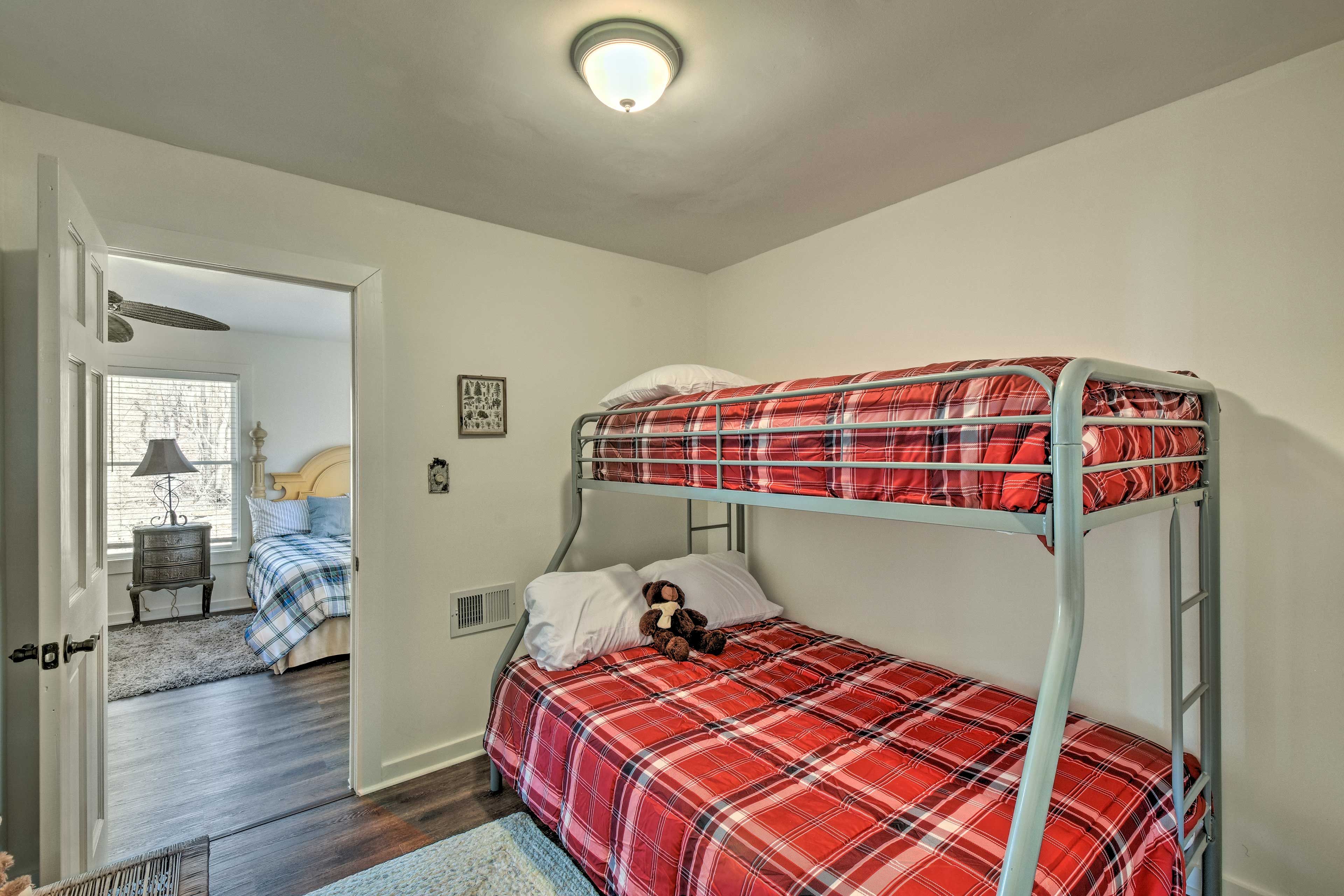 Bedroom 3 | Twin/Full Bunk Bed