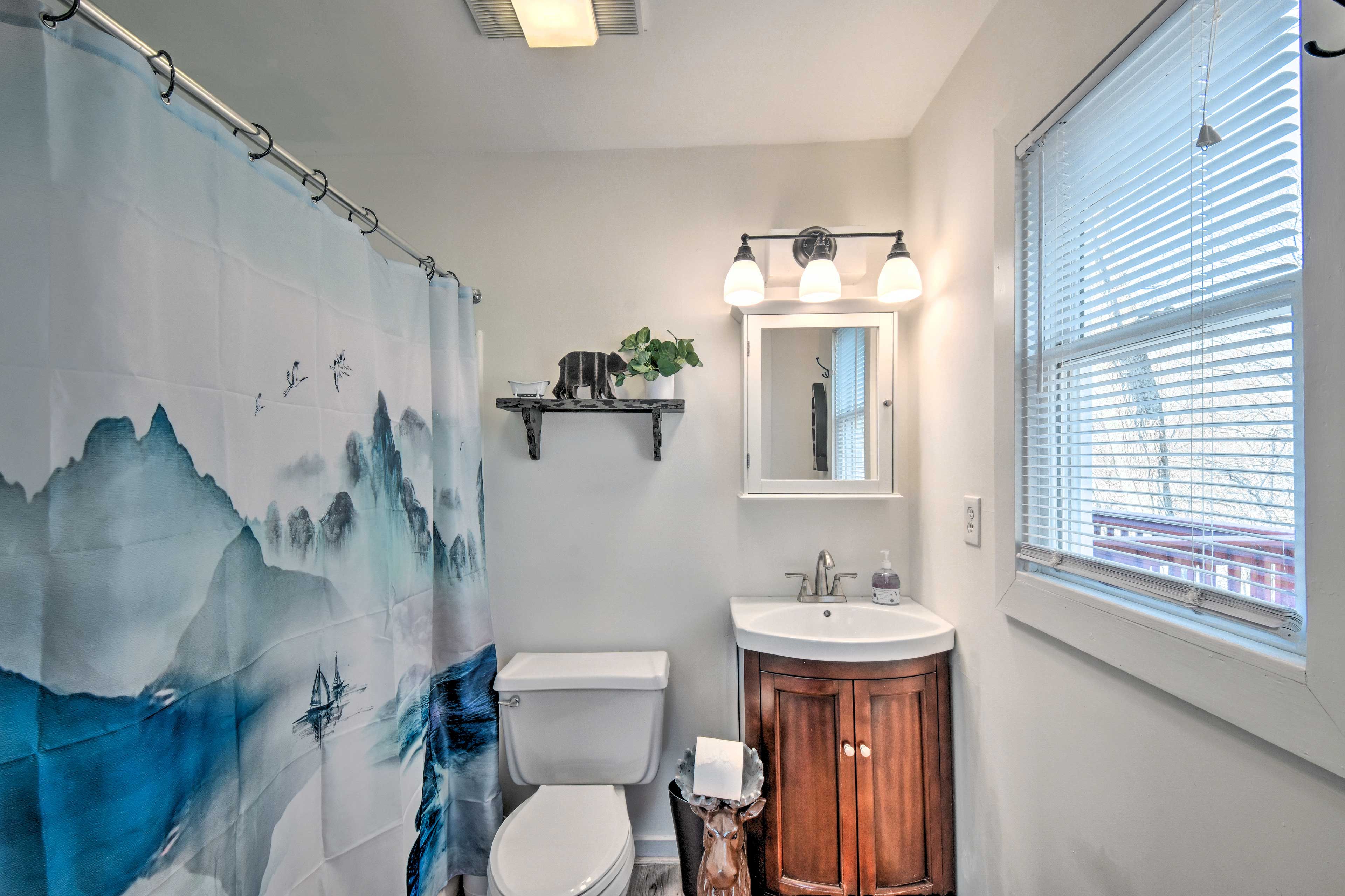 Full Bathroom | Complimentary Toiletries