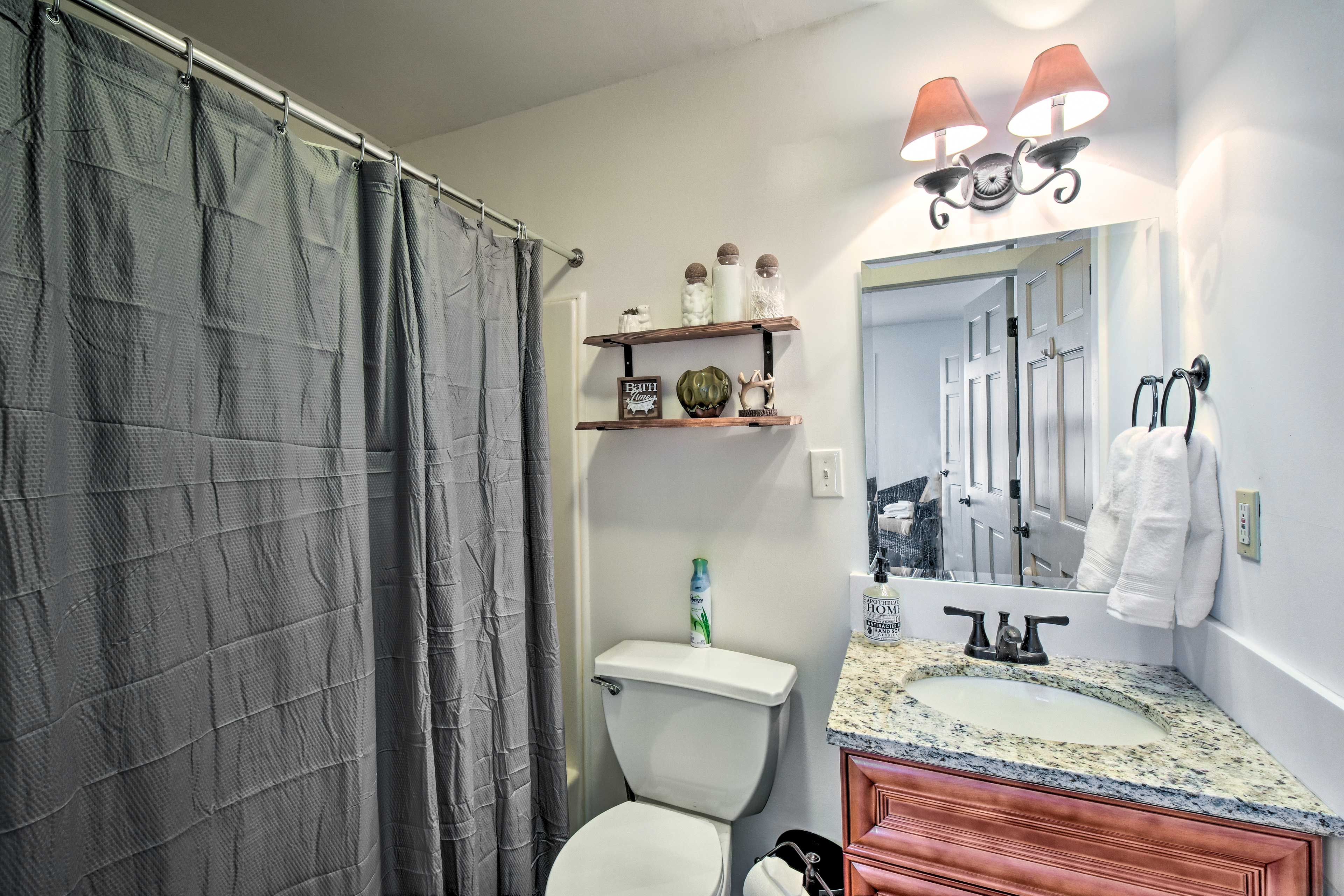 Full Bathroom | Towels Provided