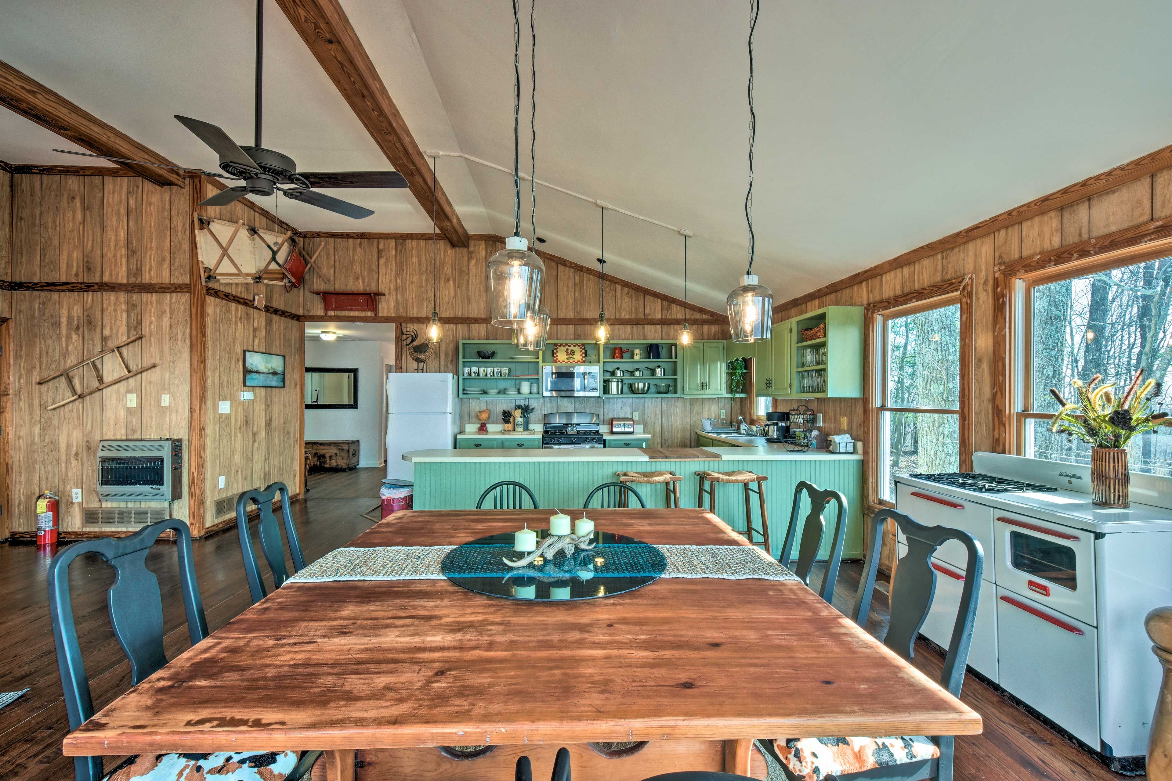 Dining Area | Dishware & Flatware Provided