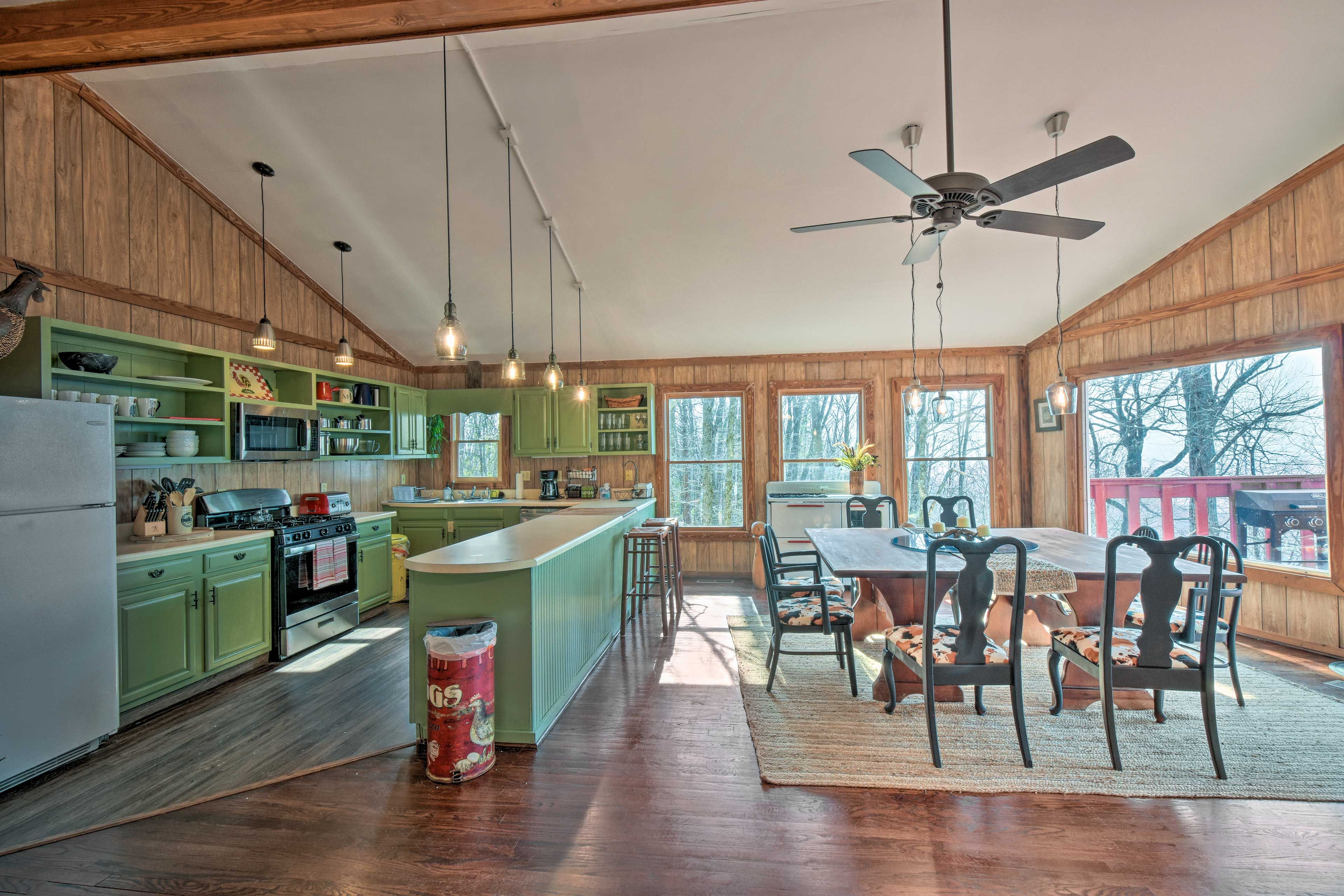 Kitchen & Dining Area