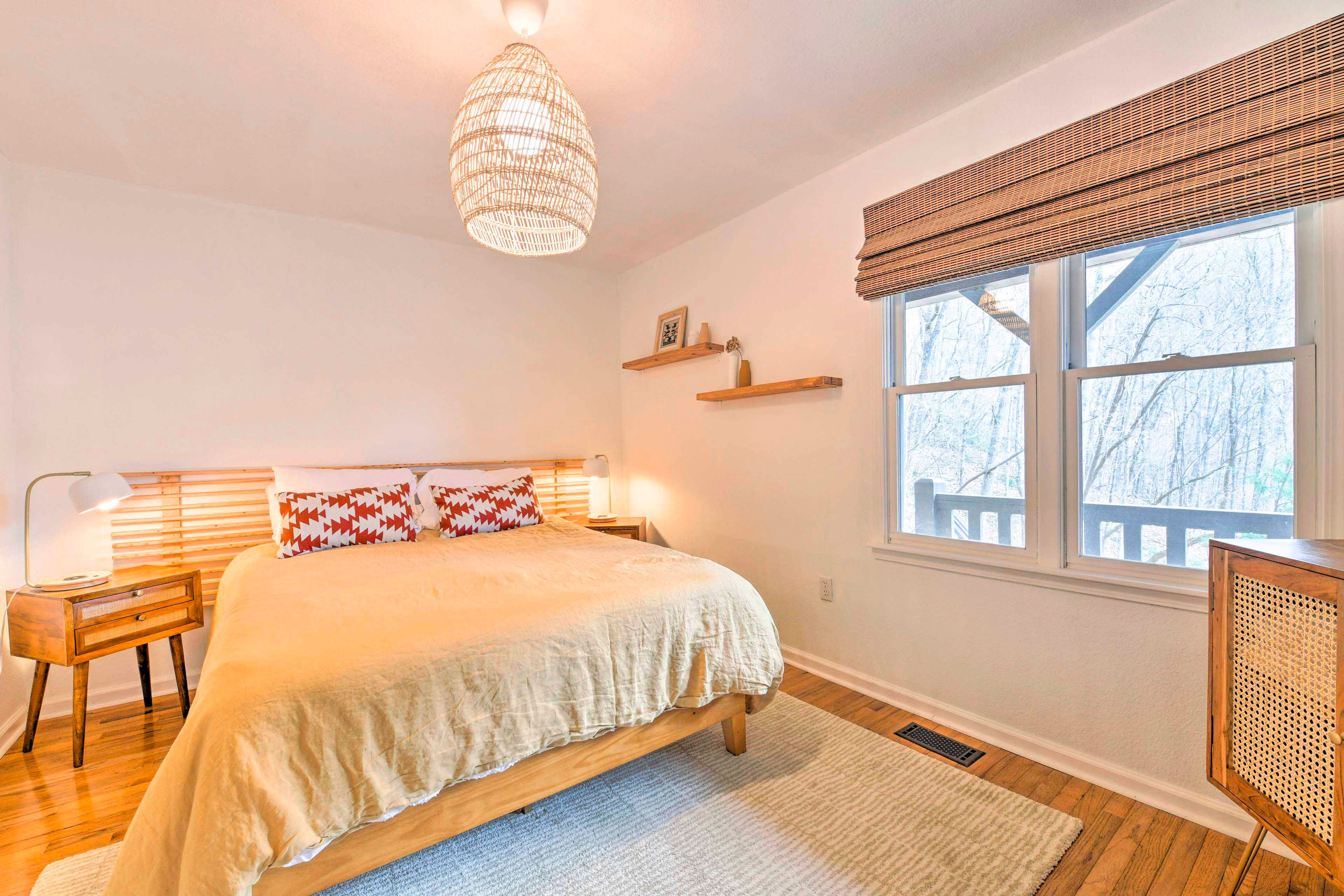 Bedroom 1 | Main Floor | Queen Bed