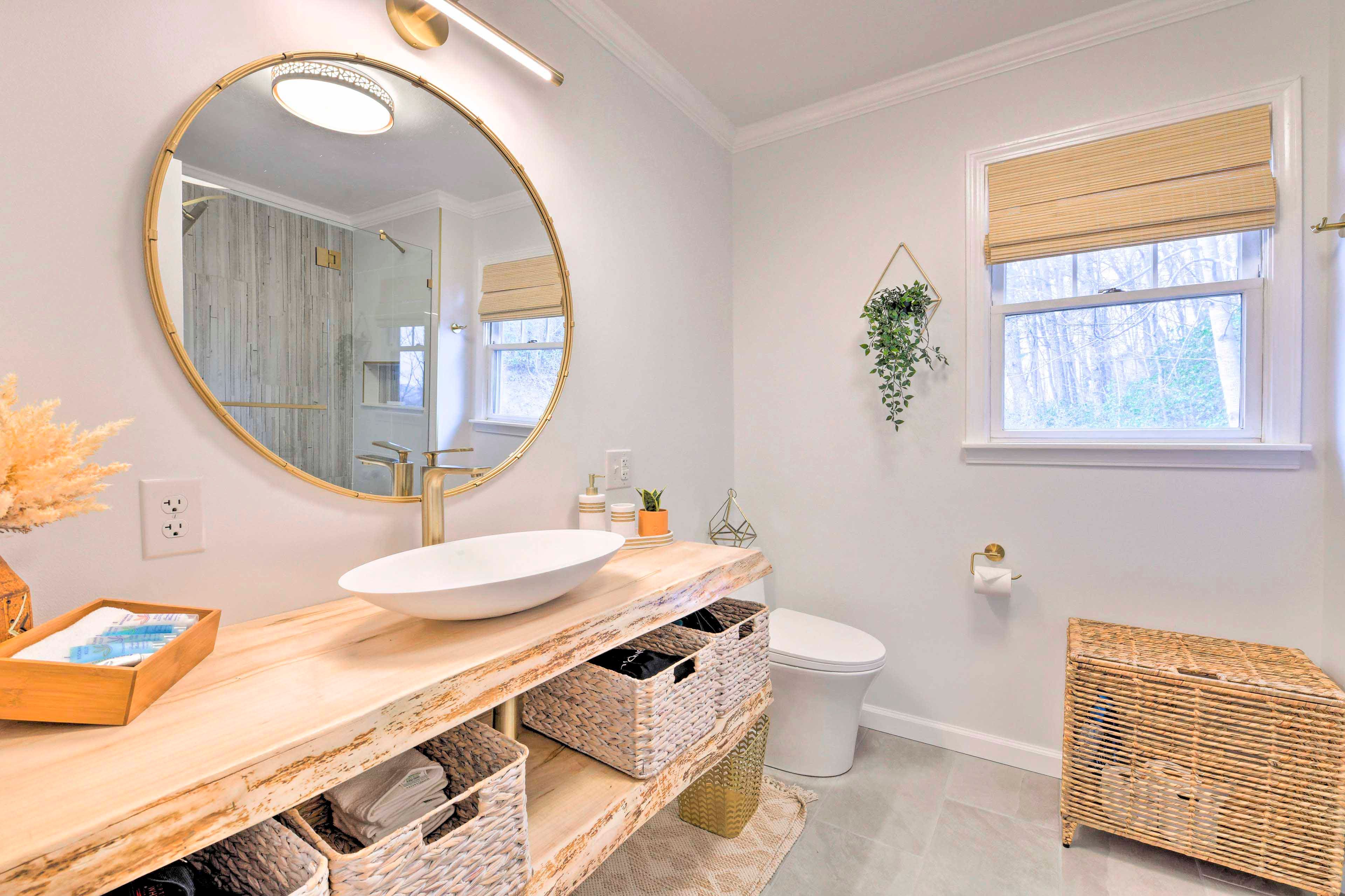 Full Bathroom | Main Floor | Towels Provided