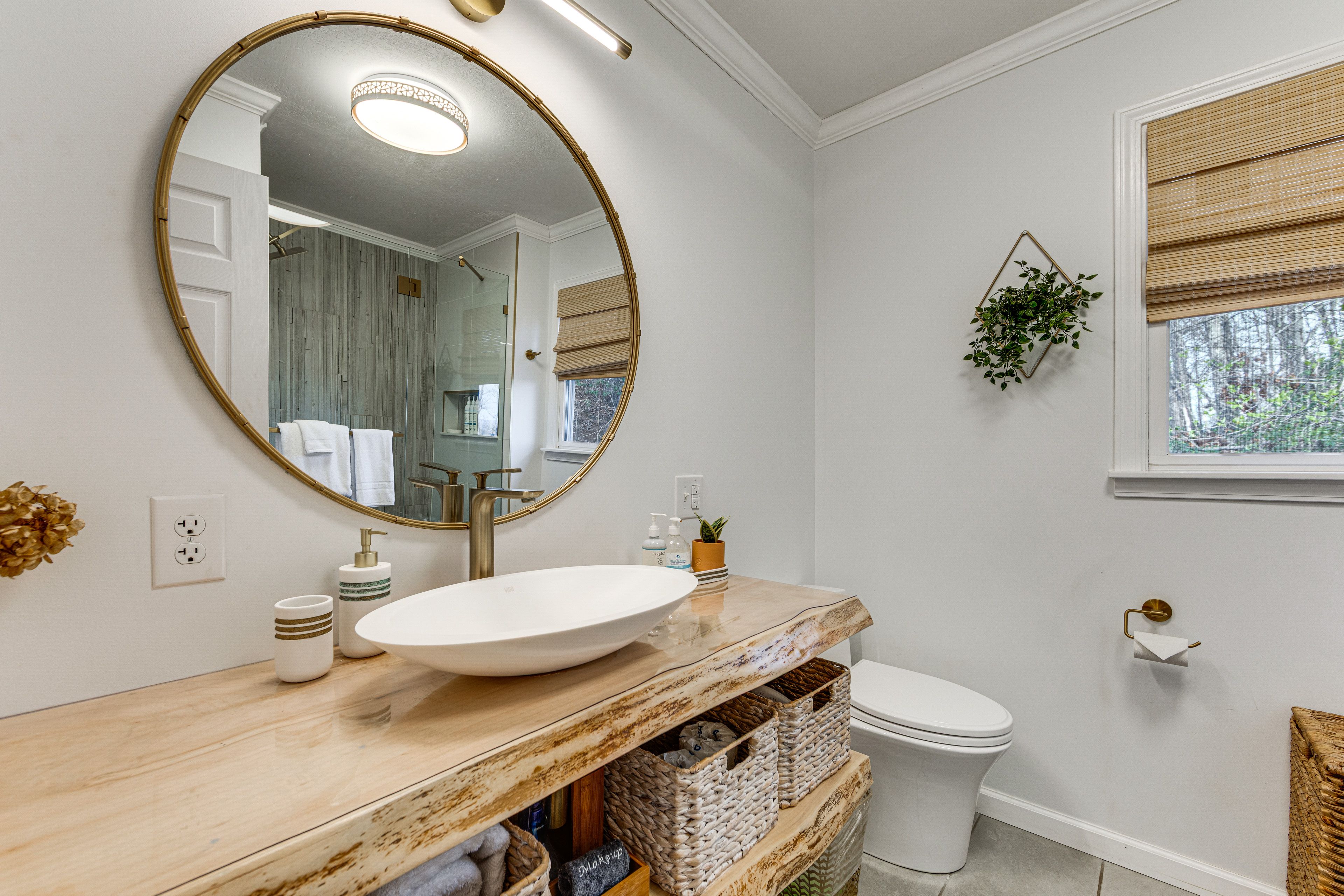 Full Bathroom | Main Floor | Towels Provided