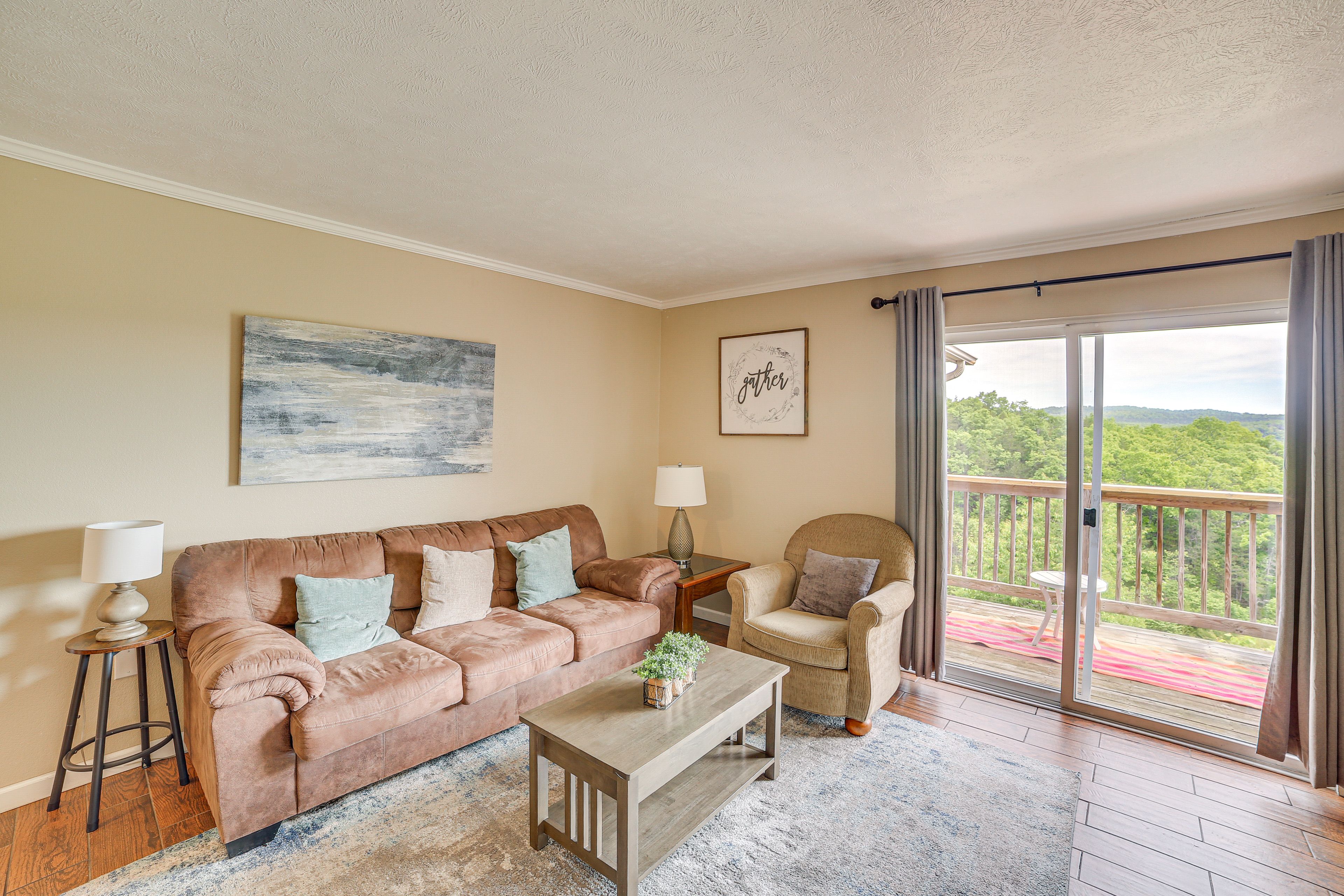 Living Room | Smart TV | Free WiFi | Central Heating & A/C