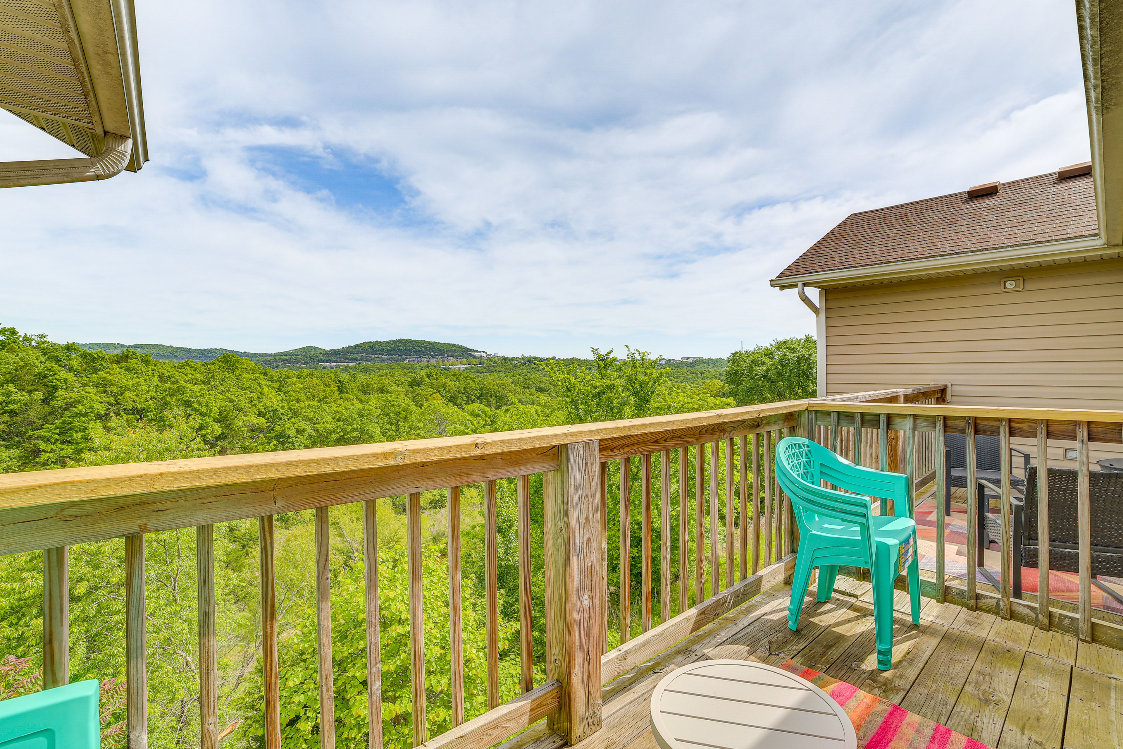 Private Deck | Self Check-In | 4 Mi to Moonshine Beach on Table Rock Lake
