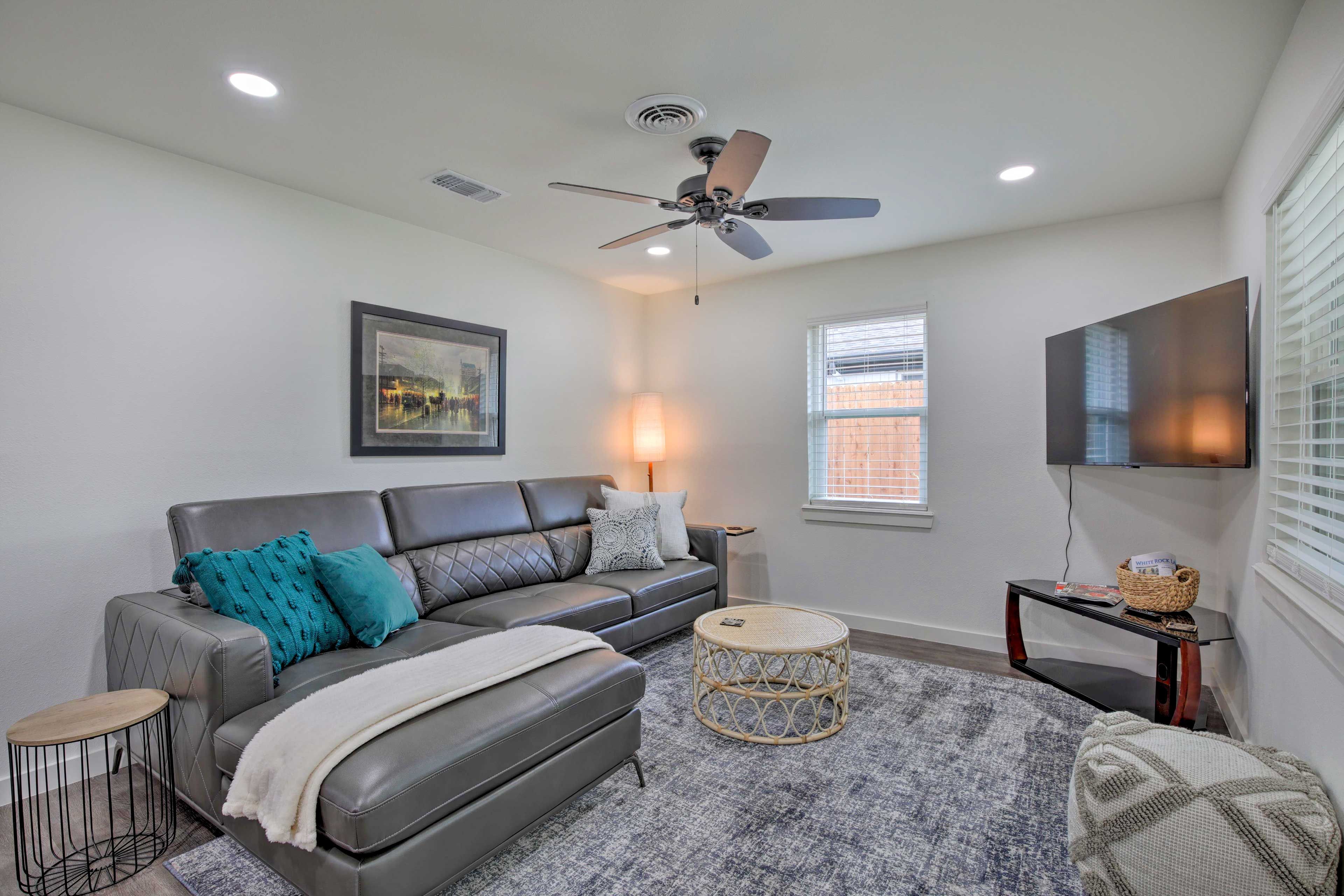 Living Room | Free WiFi | Smart TV