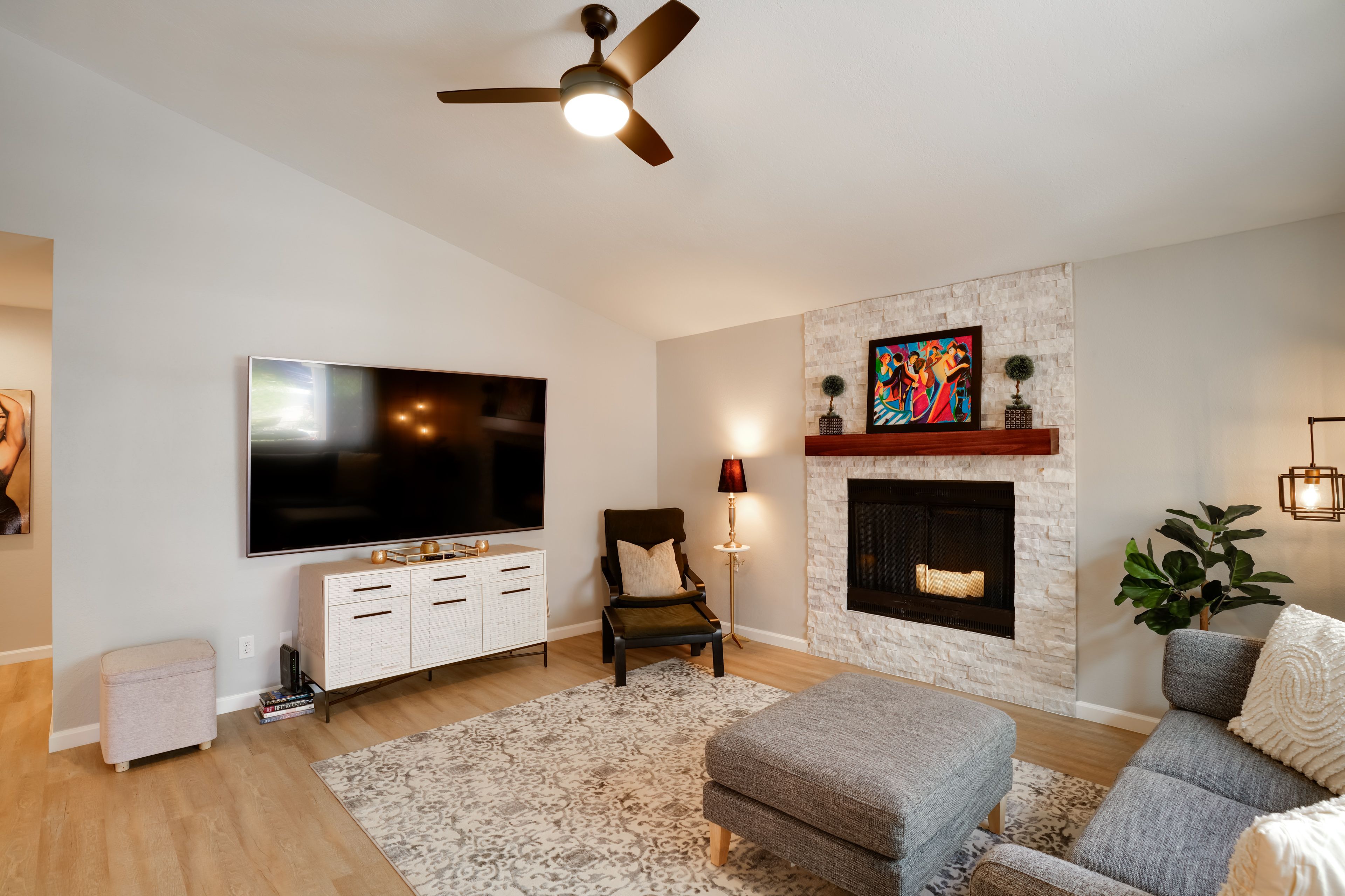 Living Room | Free WiFi | Smart TV | Central A/C | Fireplace