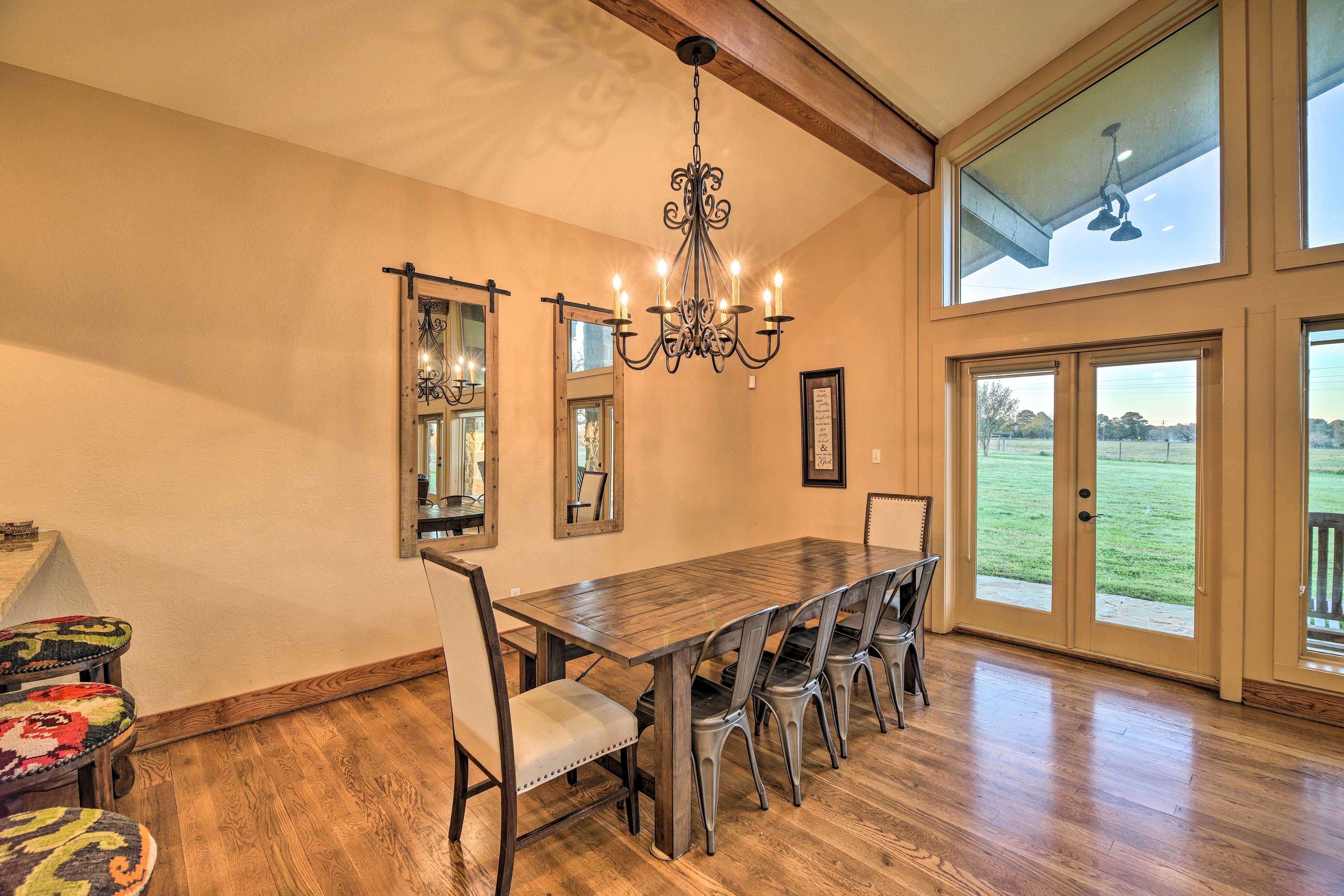 Dining Area | Dishware/Flatware Provided