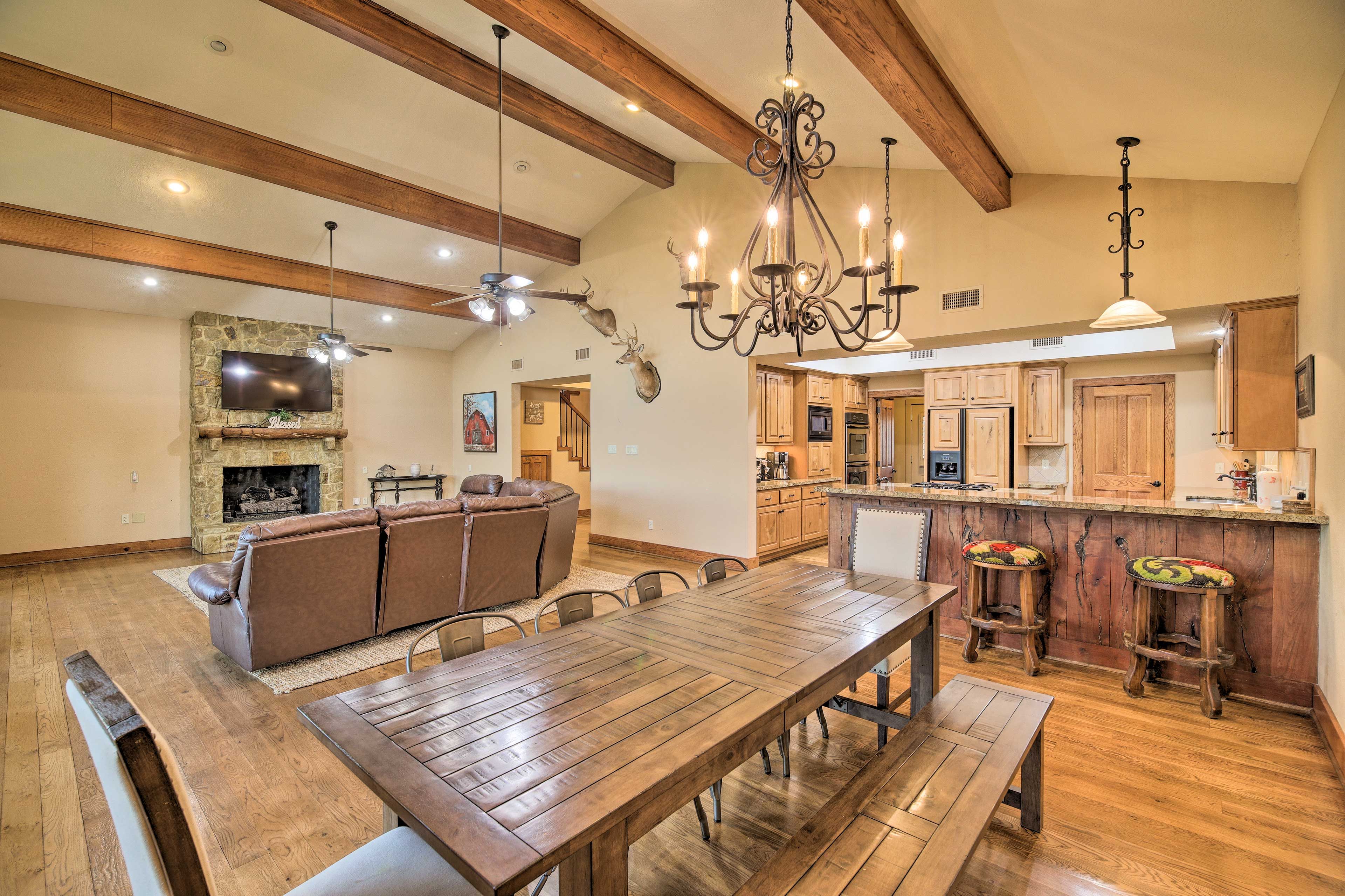 Dining Area | 5,600 Sq Ft | 90-Acre Lot