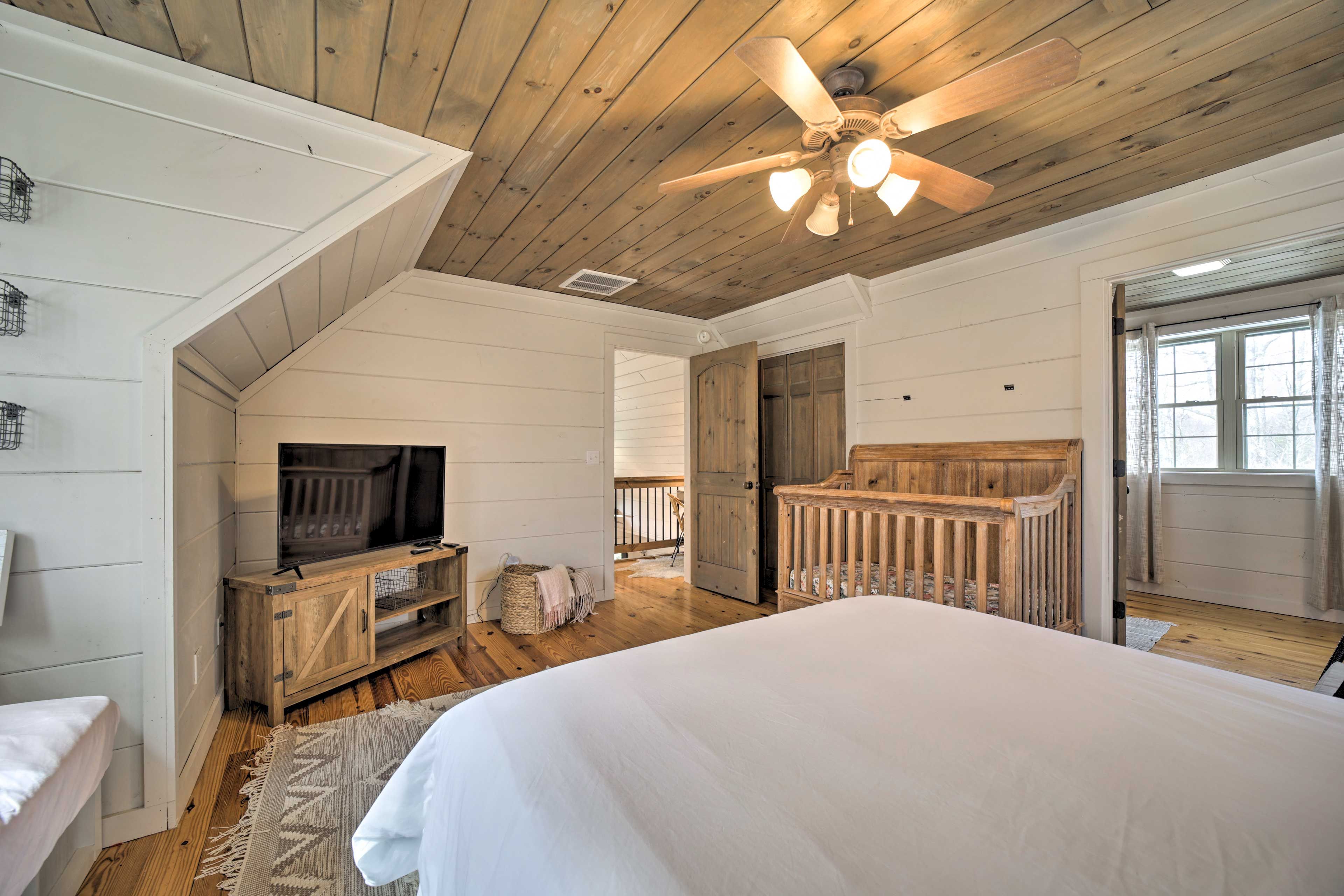 Bedroom 2 | Smart TV w/ Cable