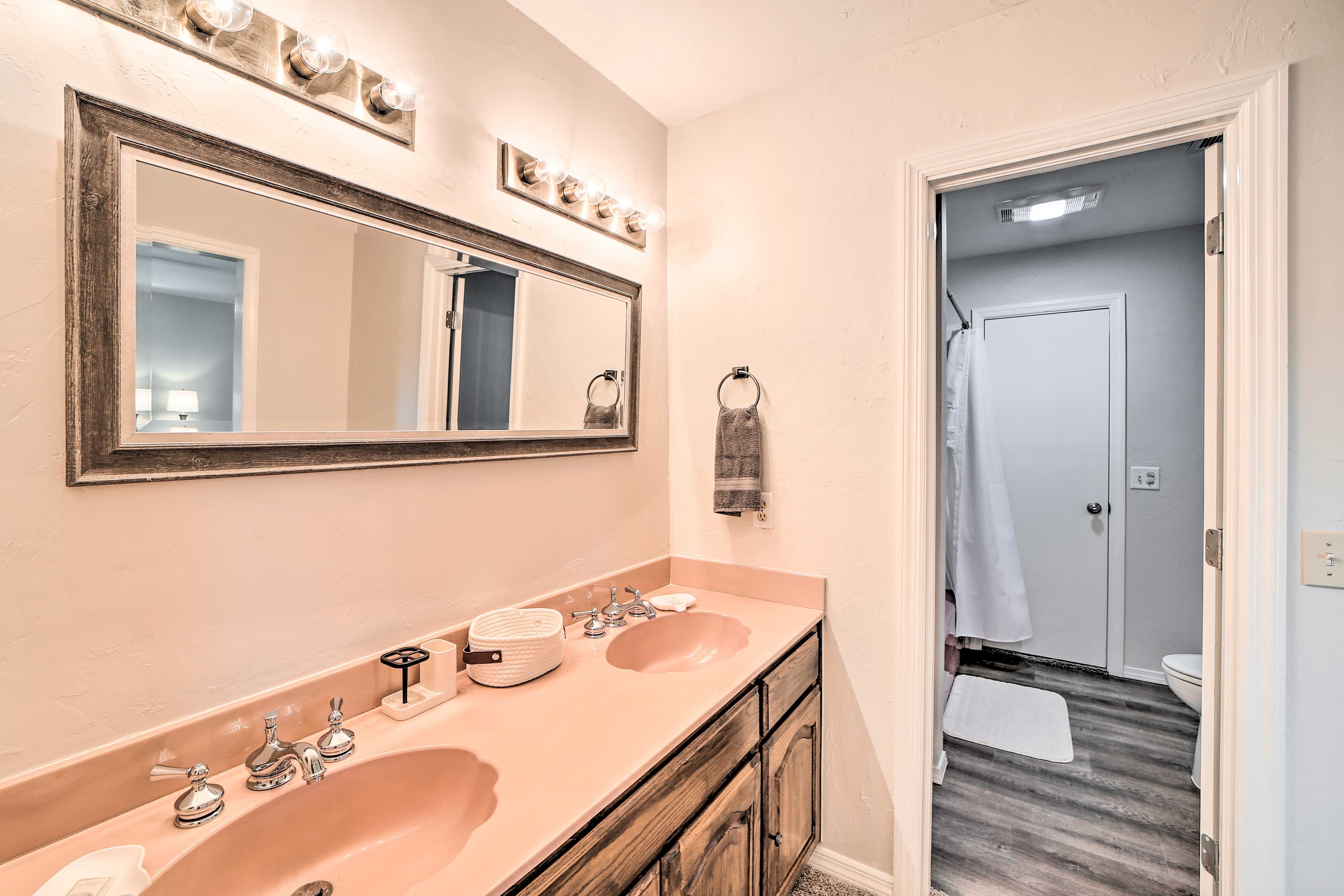 Full Bathroom | Complimentary Toiletries