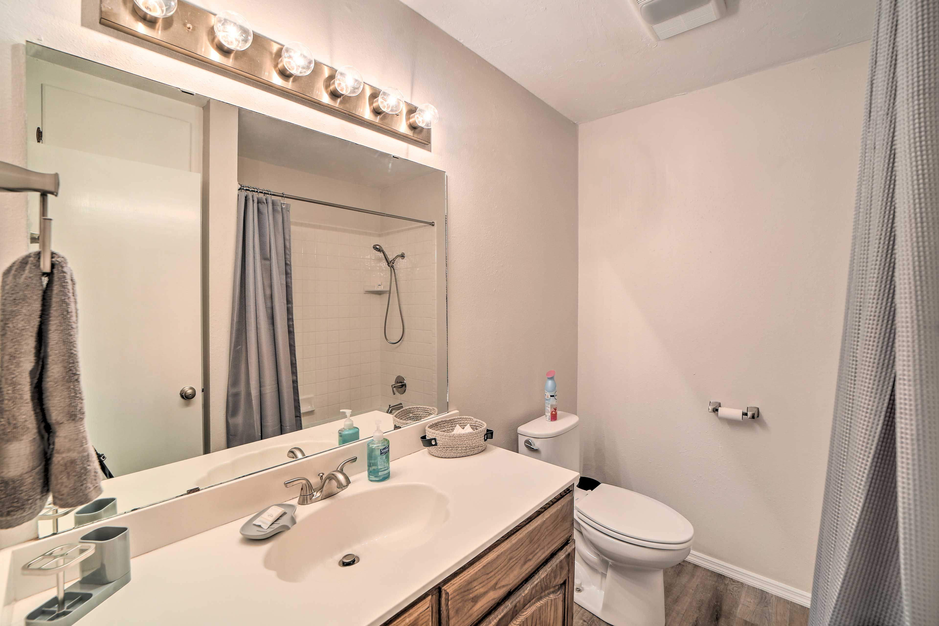 Full Bathroom | Complimentary Toiletries