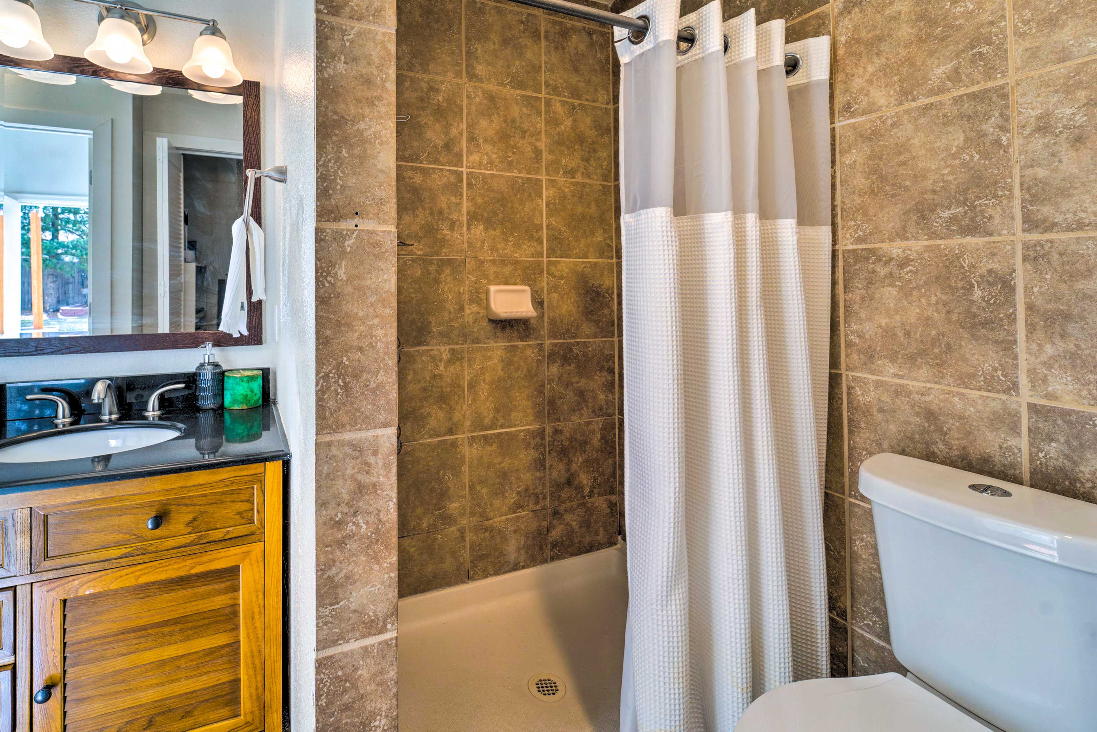 Full Bathroom | Towels Provided