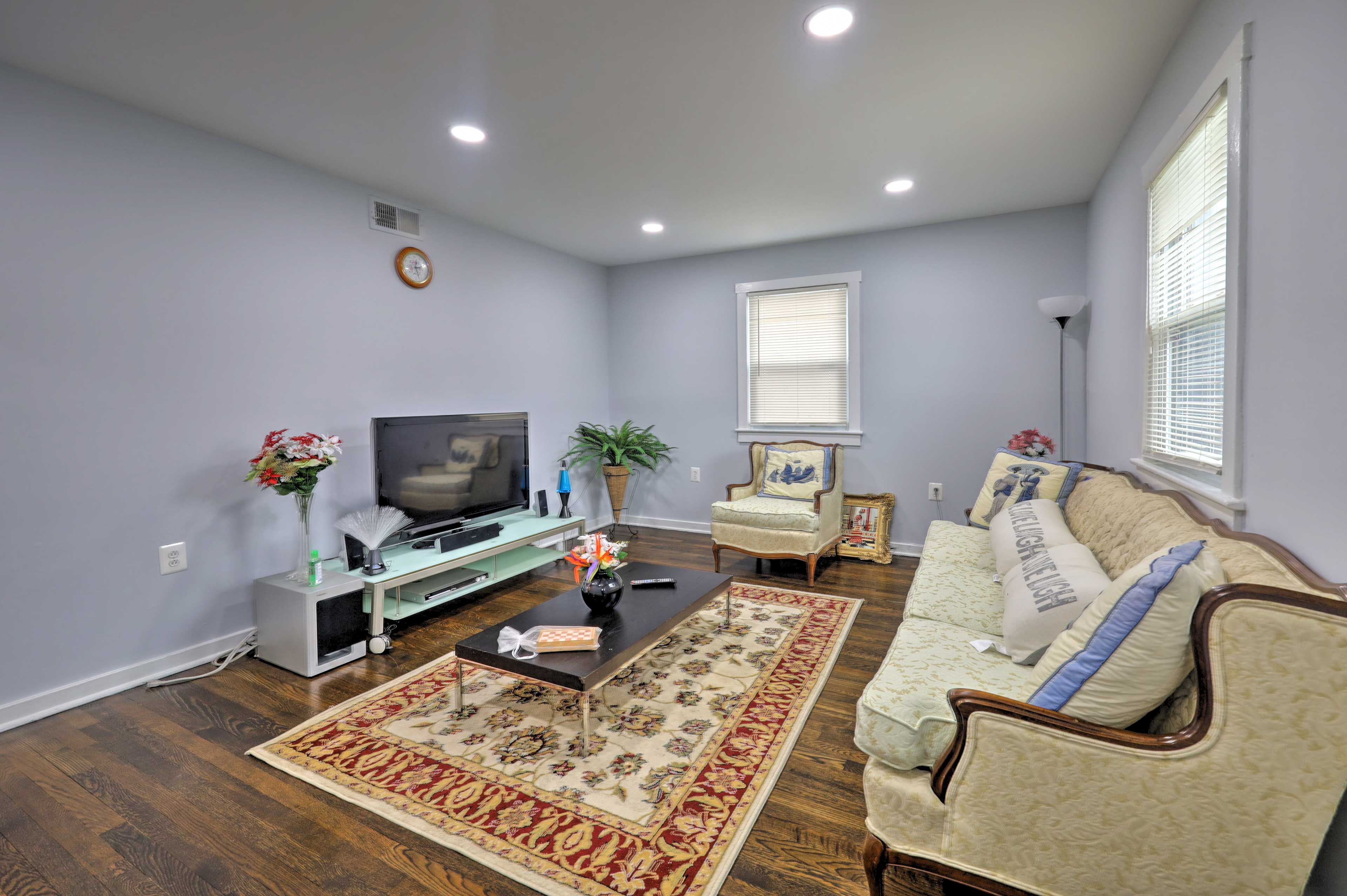 Brentwood Vacation Rental | 2BR | 2BA | 1,218 Sq Ft | Stairs Required