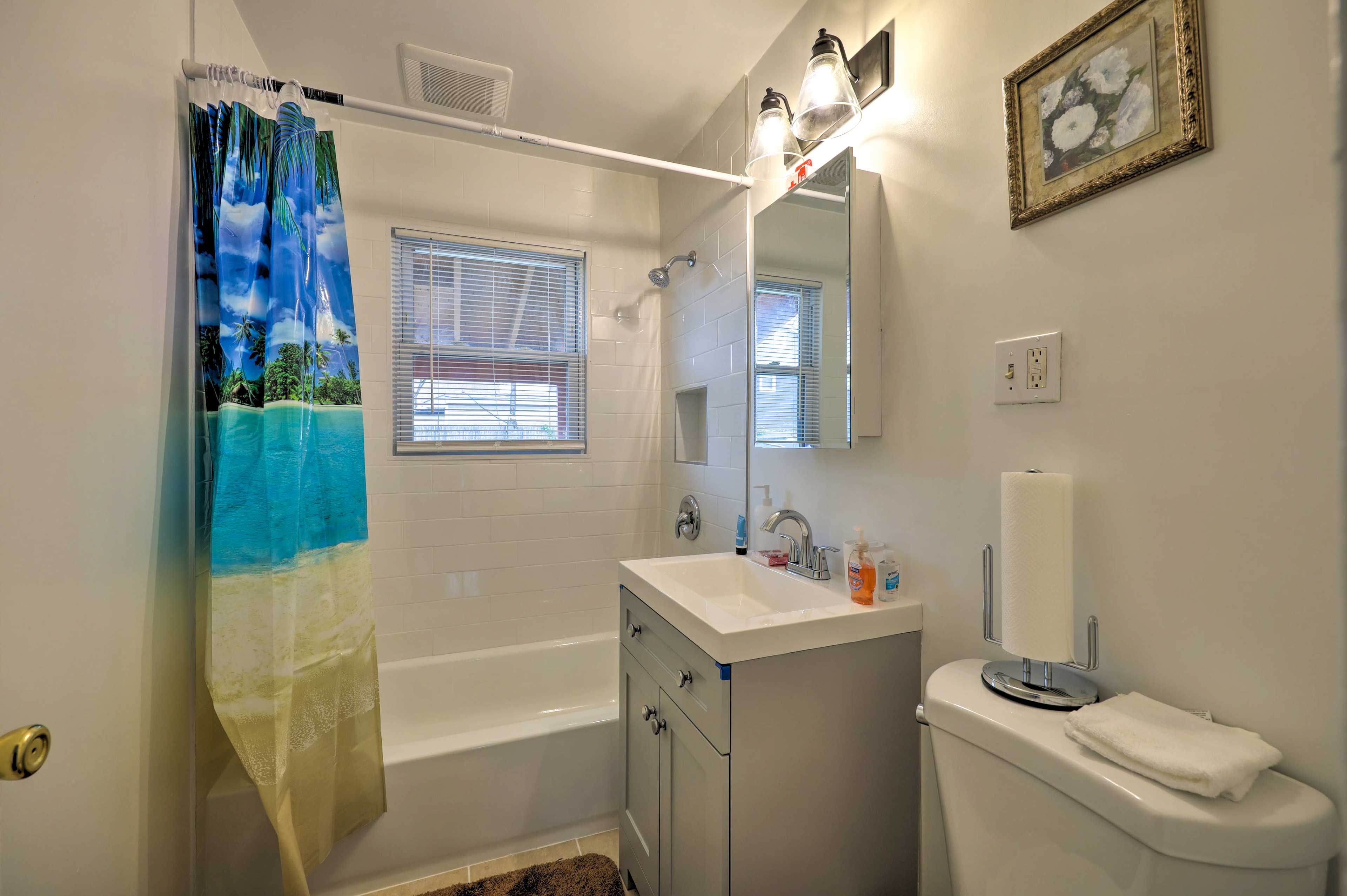 Full Bathroom | Towels Provided