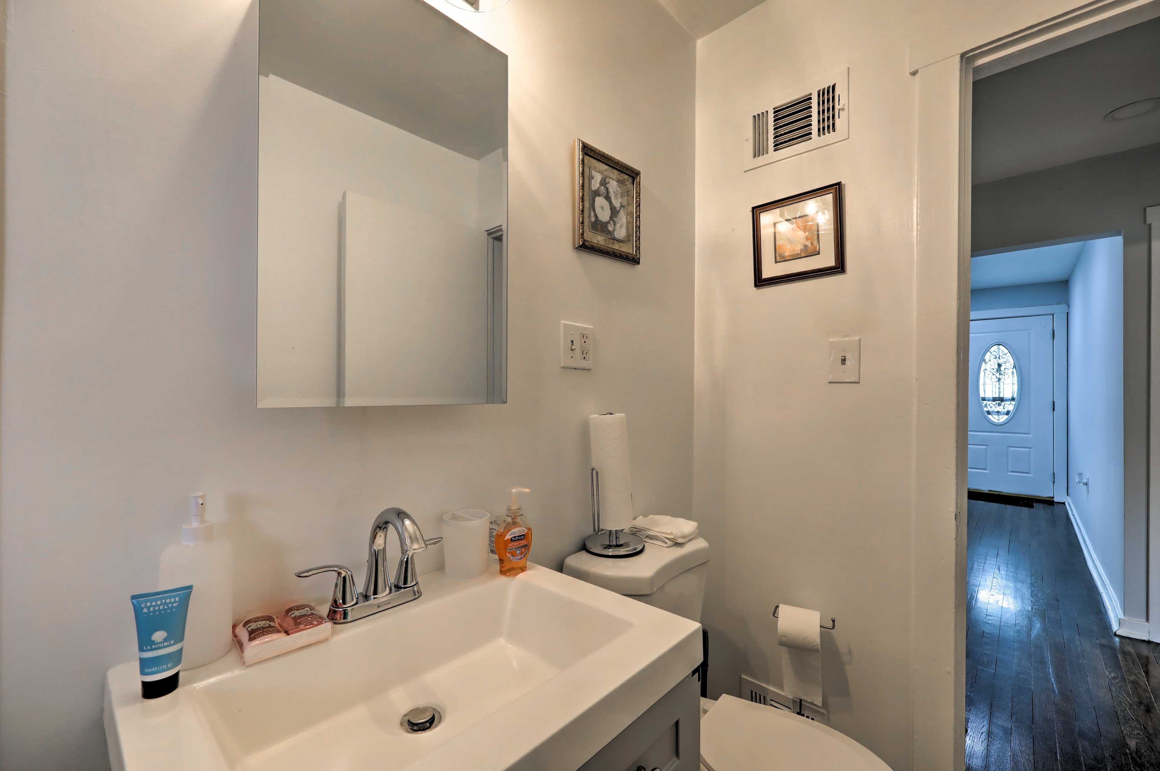 Full Bathroom | Complimentary Toiletries