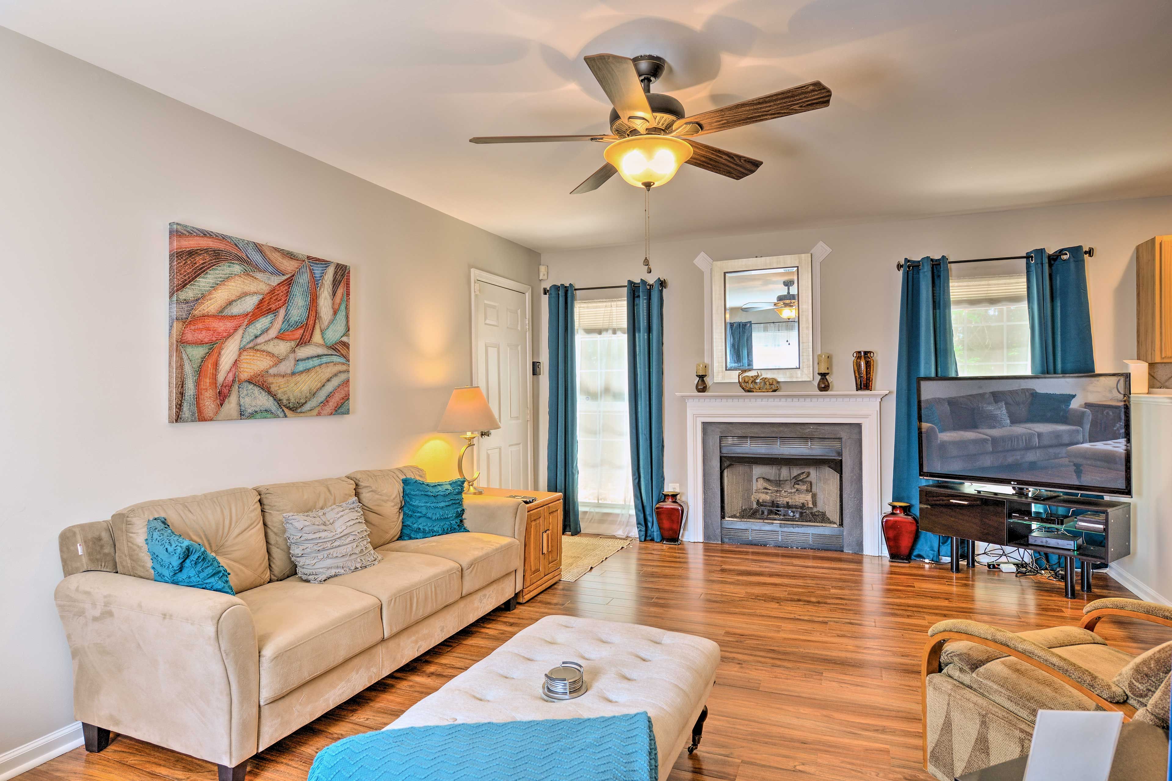 Living Room | Fireplace | Cable TV | Free WiFi