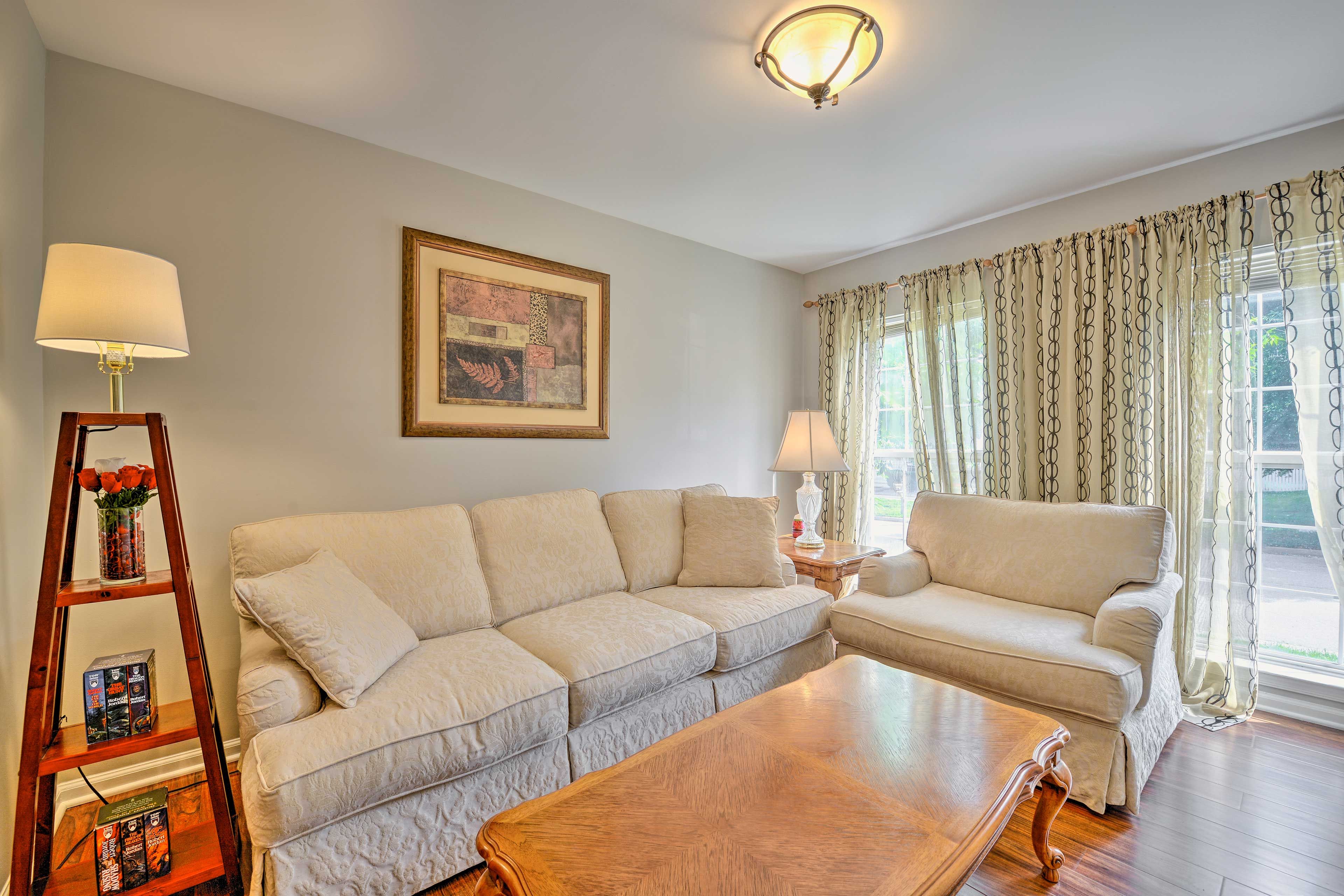 Living Room | Central A/C & Heating | Keyless Entry