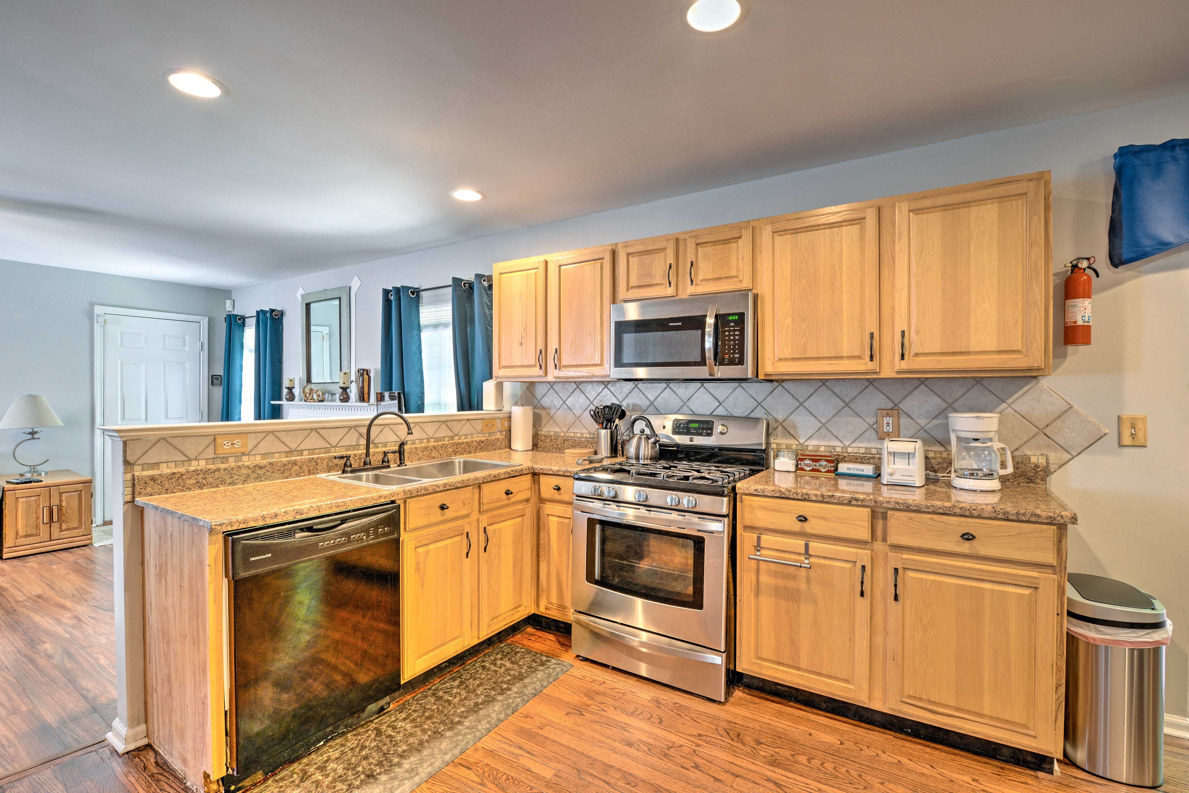 Kitchen | Basic Cooking Essentials Provided | Dishwasher | Crockpot