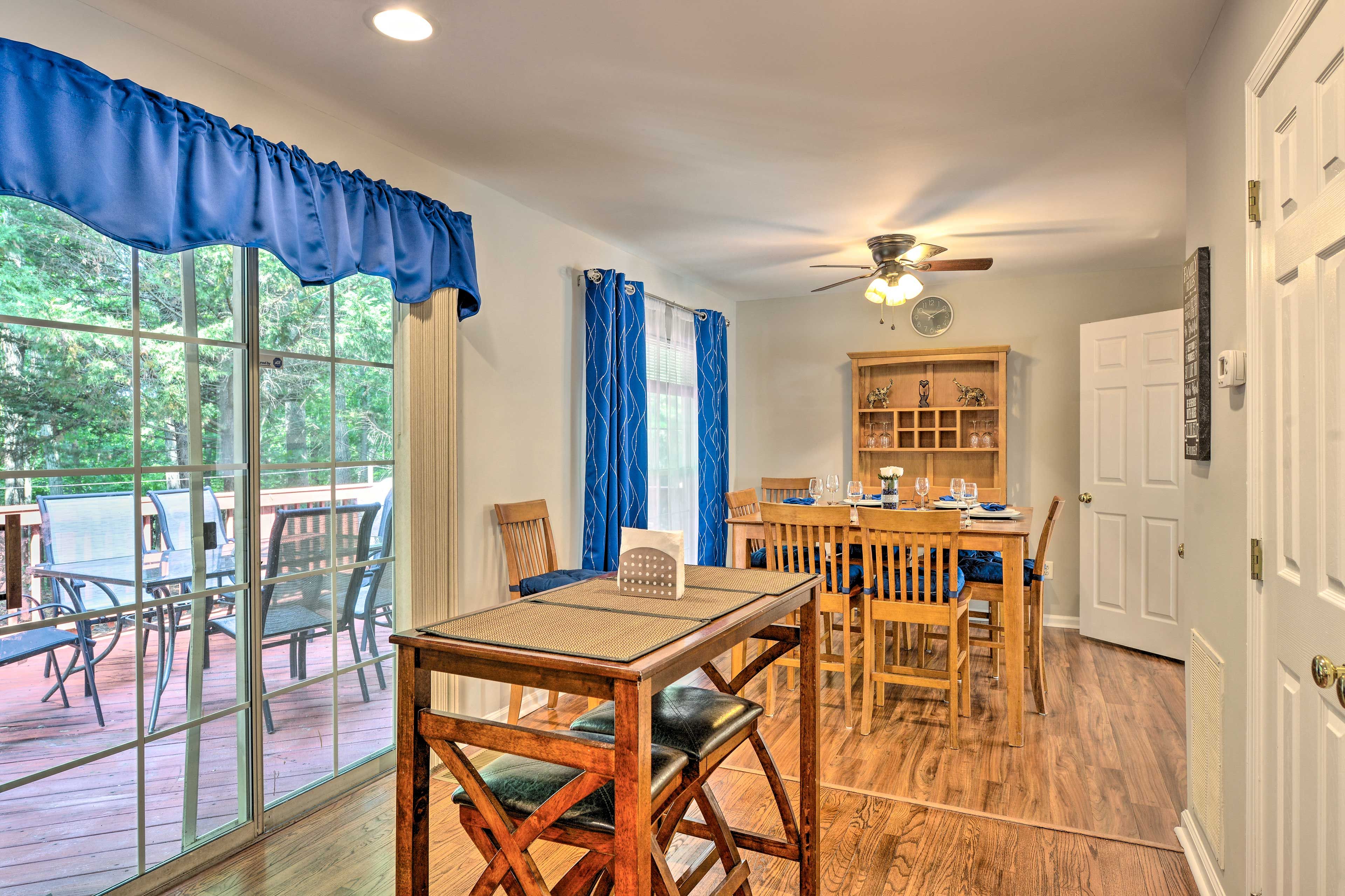 Dining Area | Dishware & Flatware Provided | Trash Bags & Paper Towels Provided