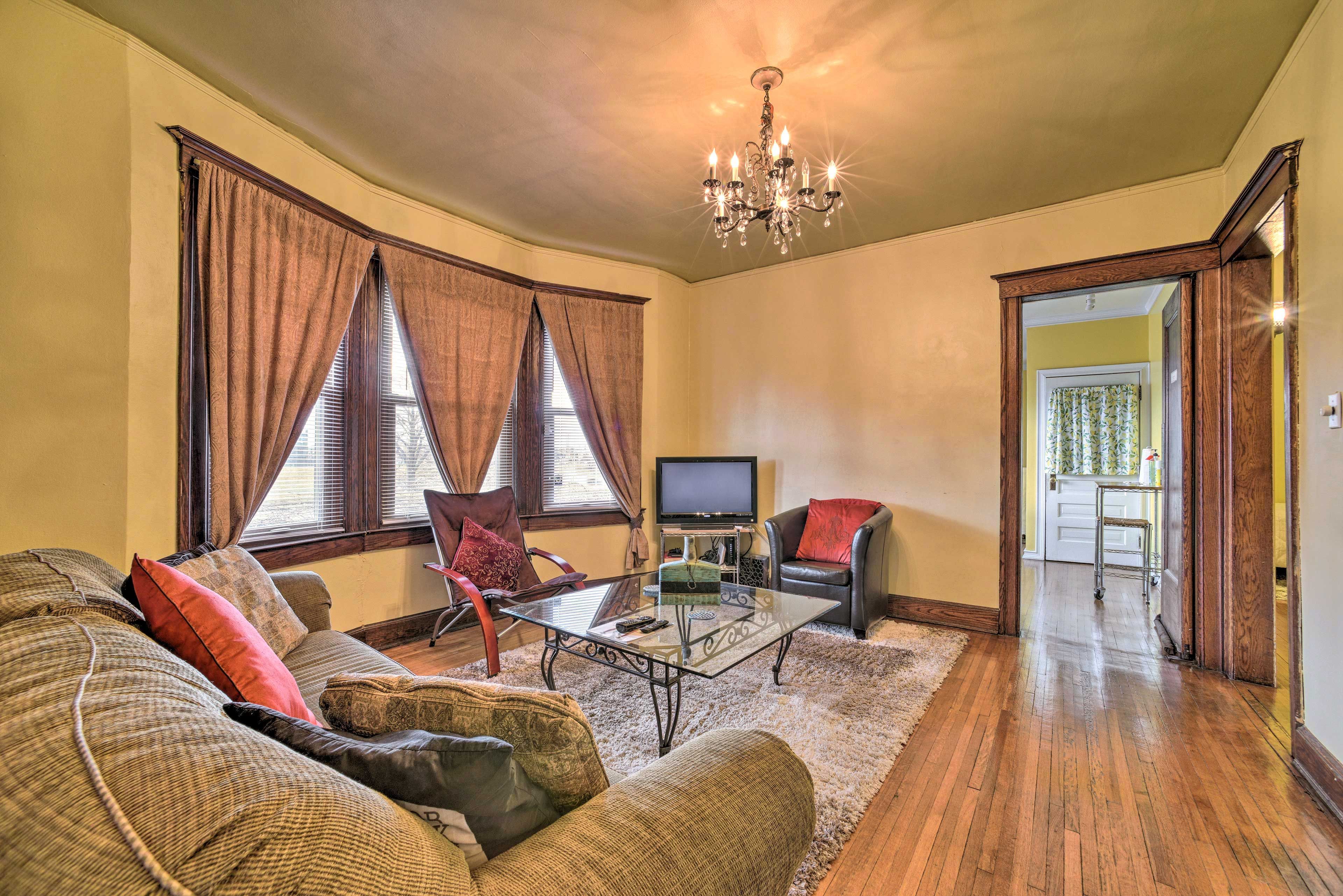 Living Room | Flat-Screen TV w/ Cable