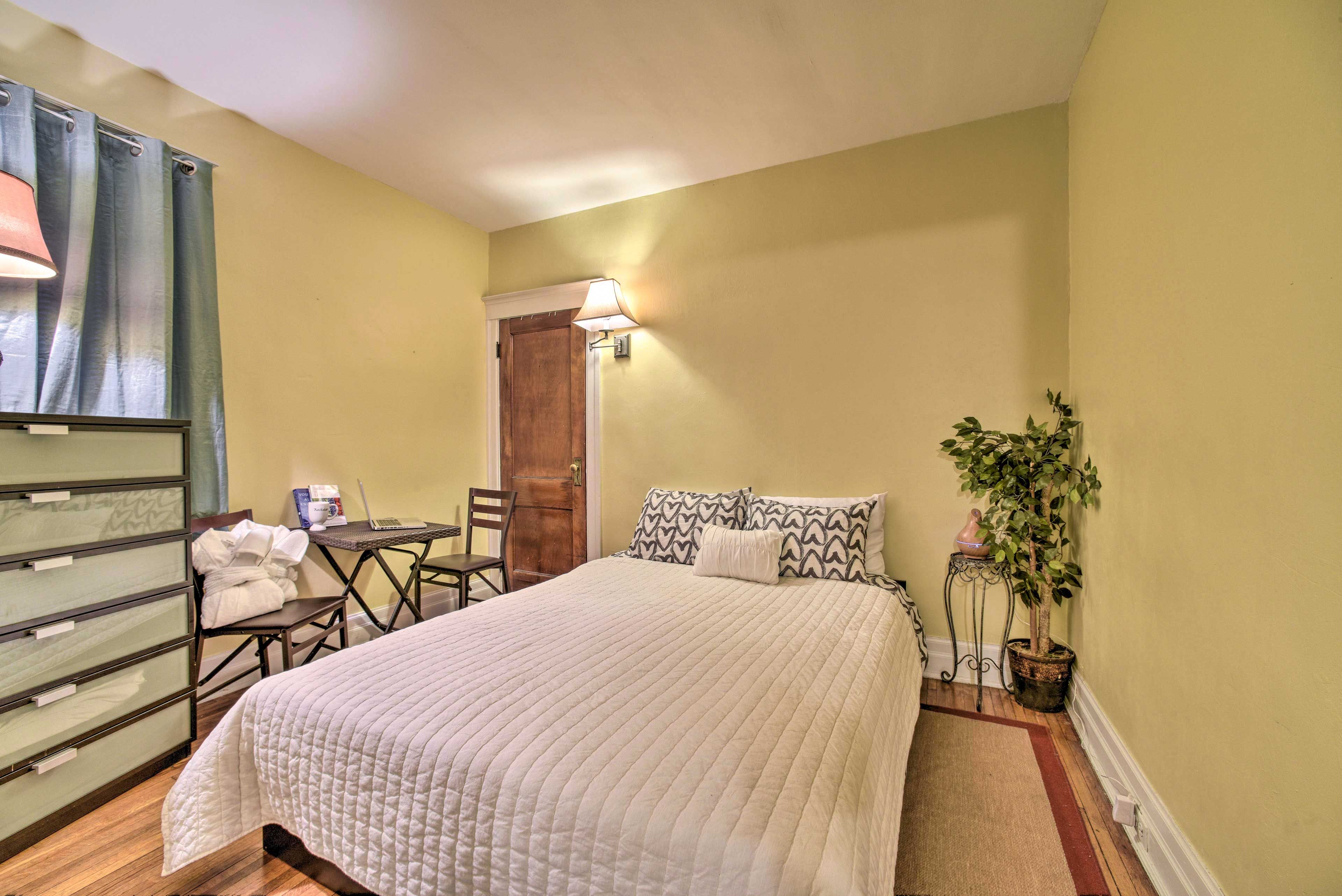 Bedroom 1 | Queen Bed