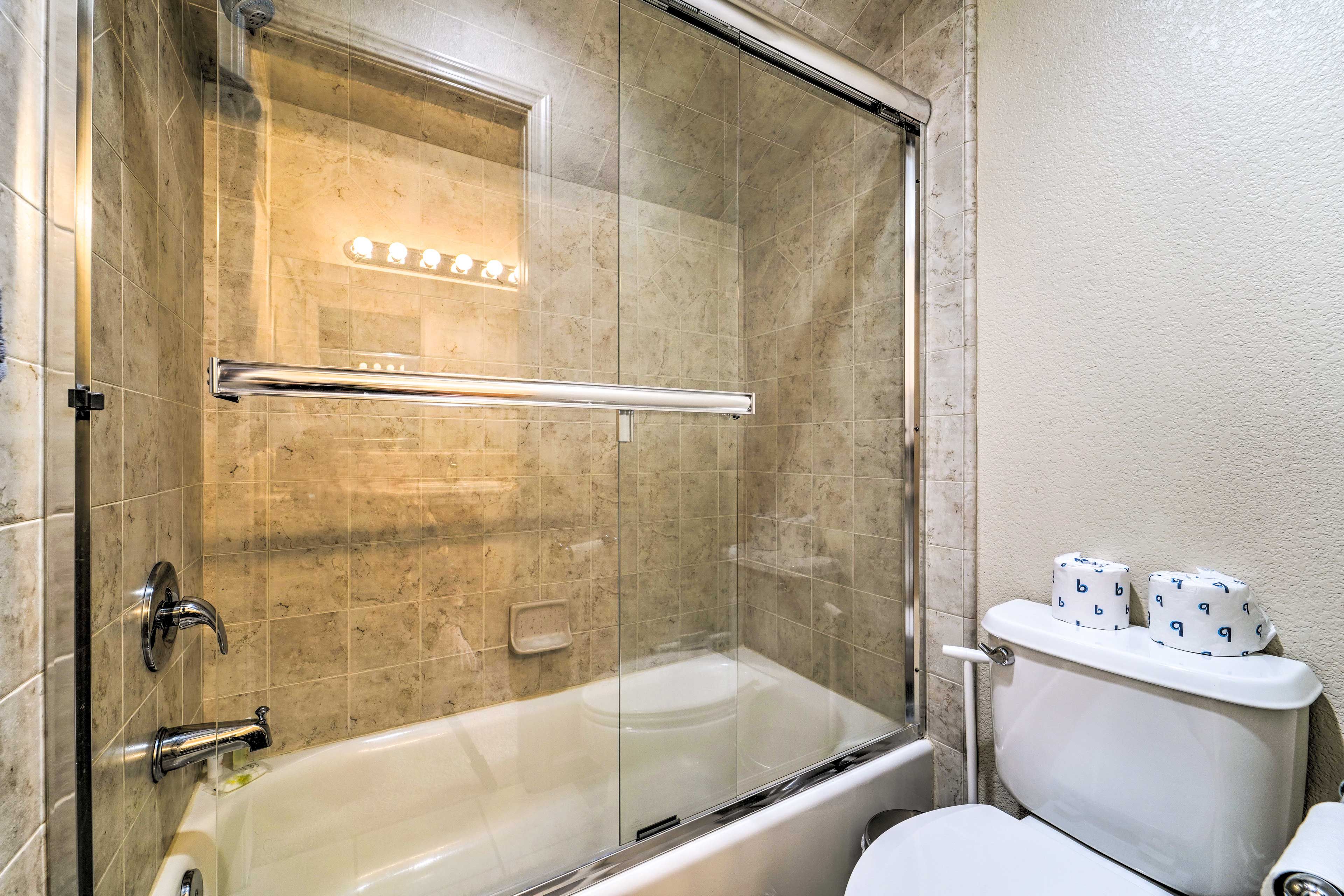 Full Bathroom | 2nd Floor | Towels Provided
