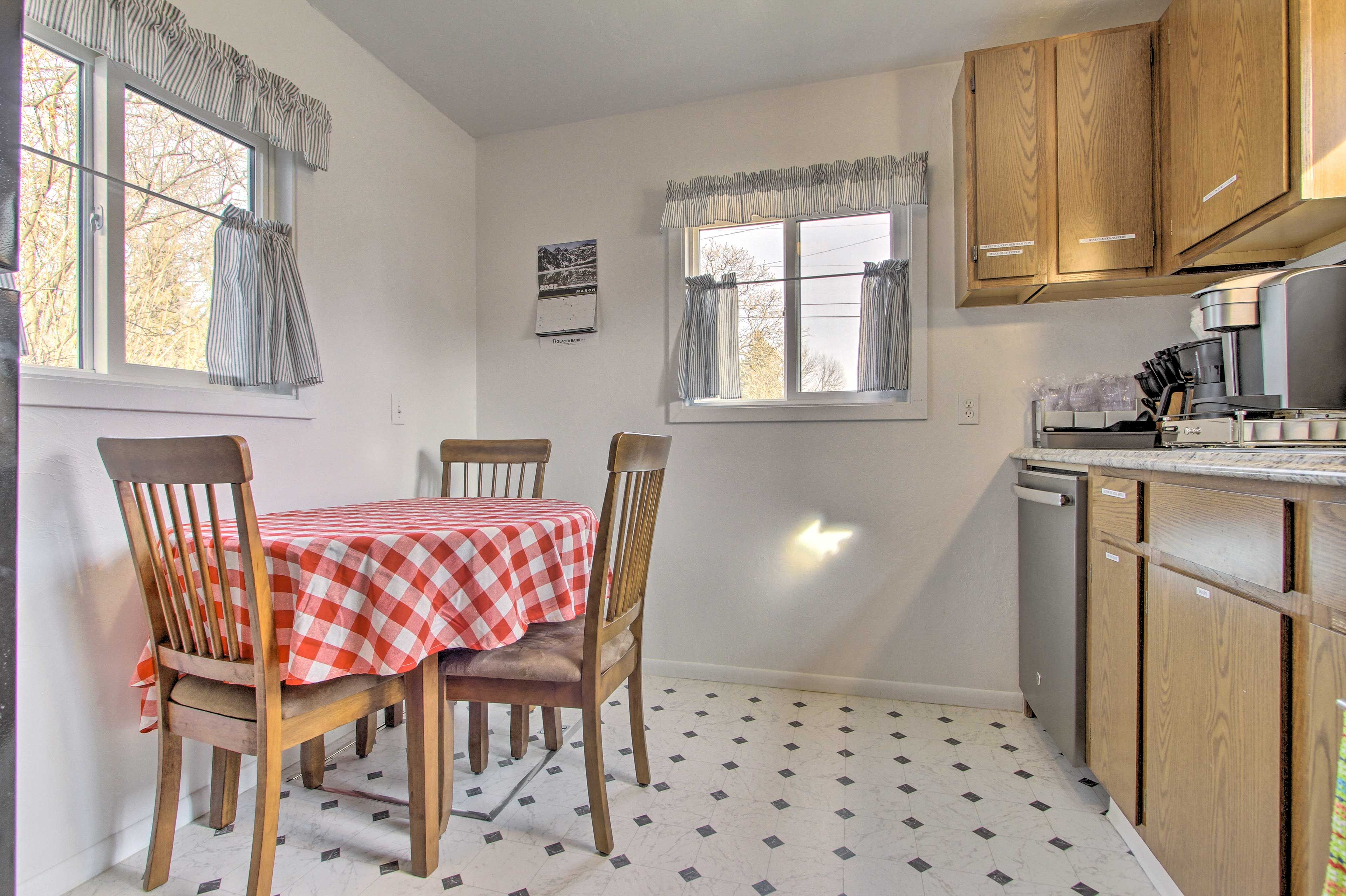 Kitchen | Dining Table