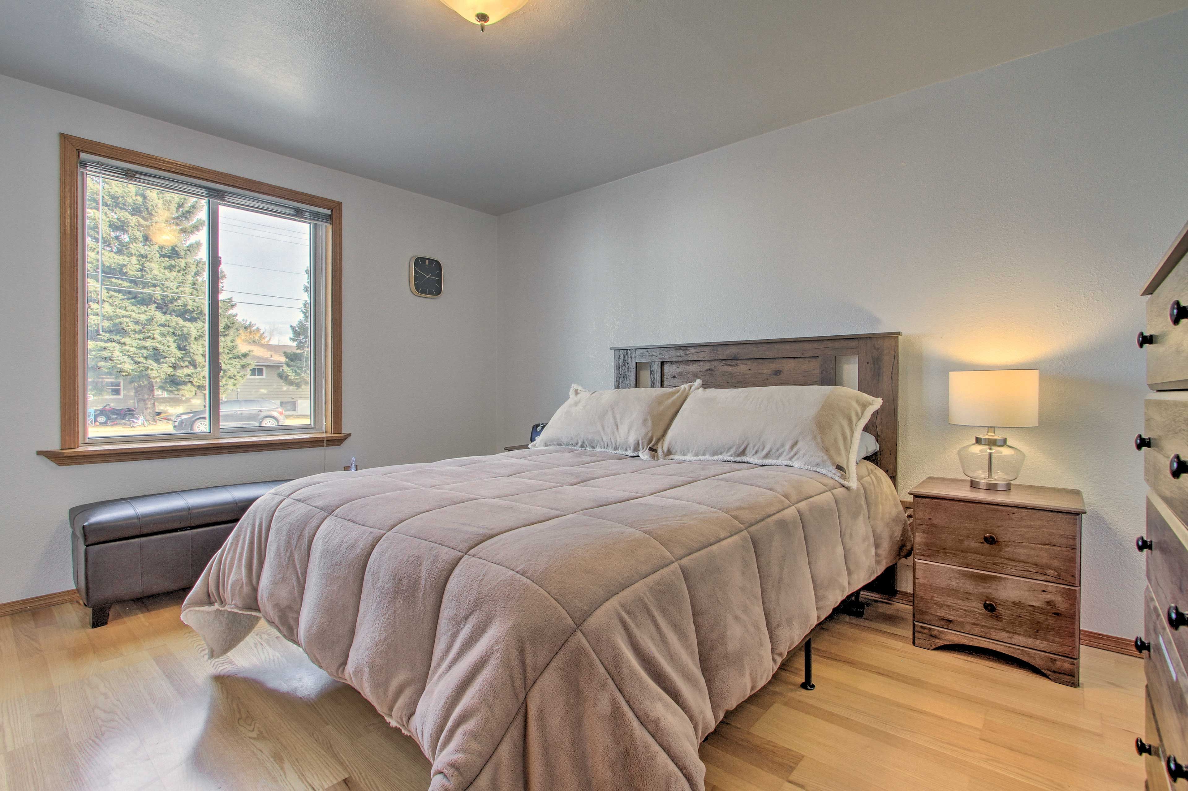 Bedroom 2 | Queen Bed