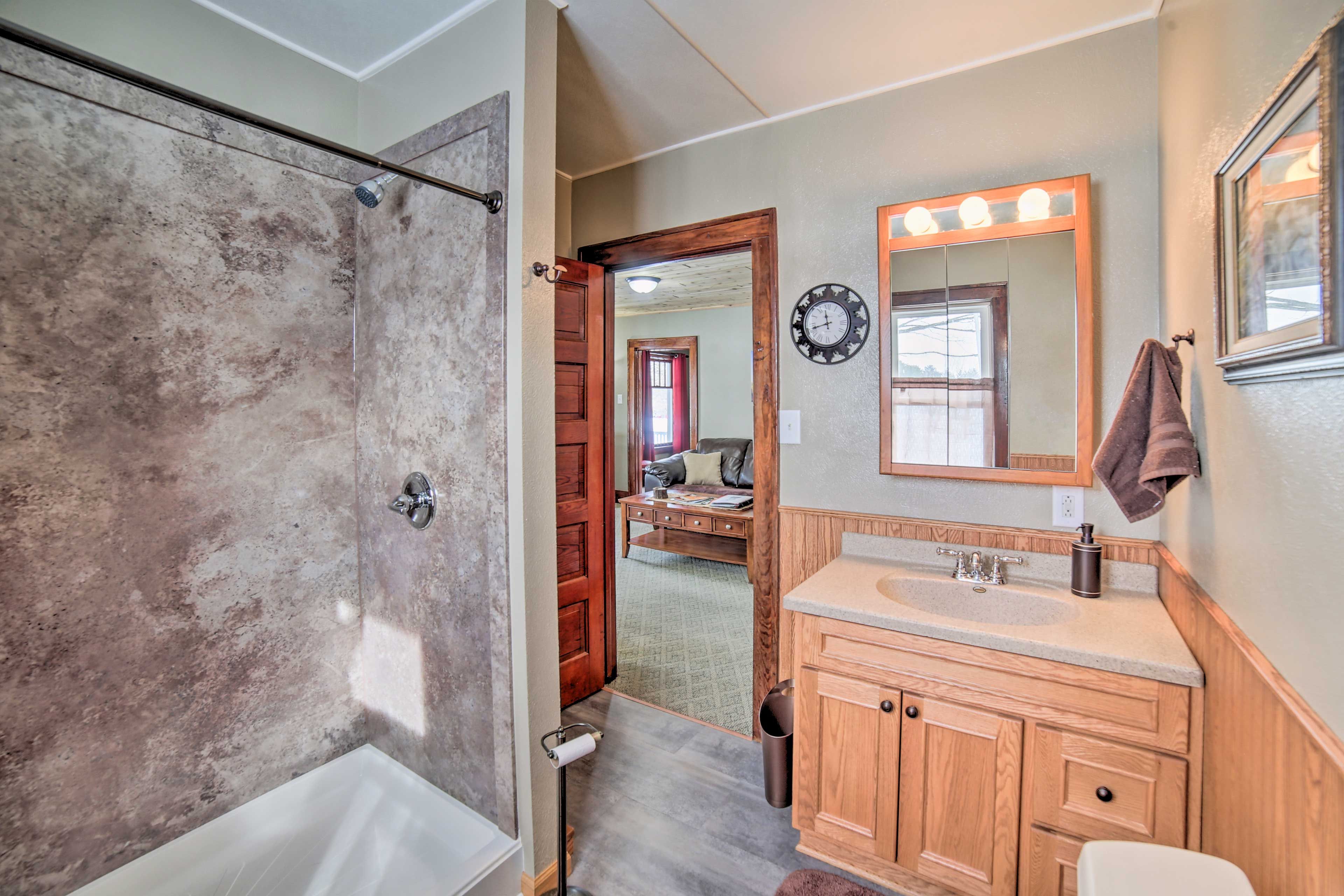 Full Bathroom | 1st Floor | Complimentary Toiletries
