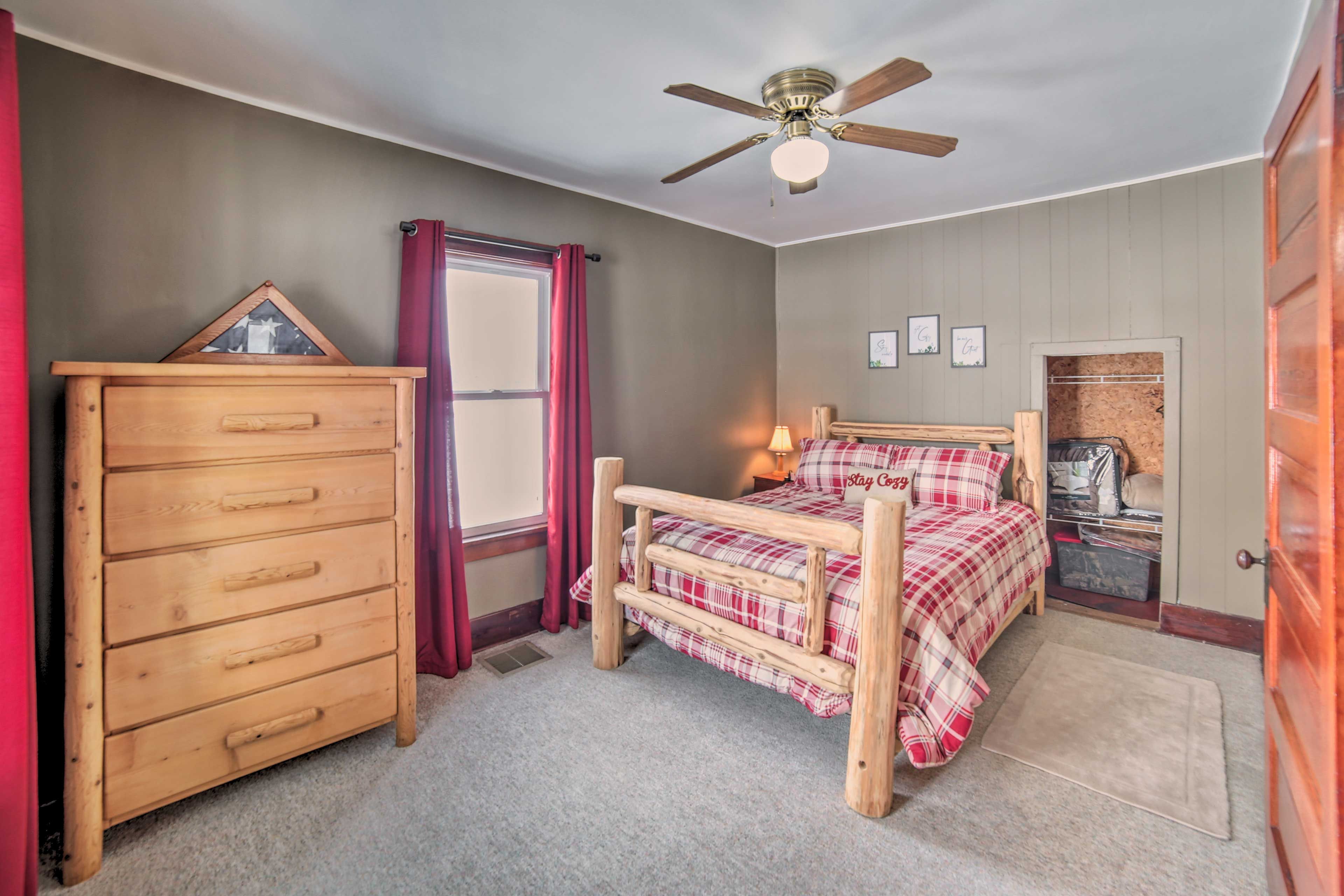 Bedroom 1 | 1st Floor | Queen Bed