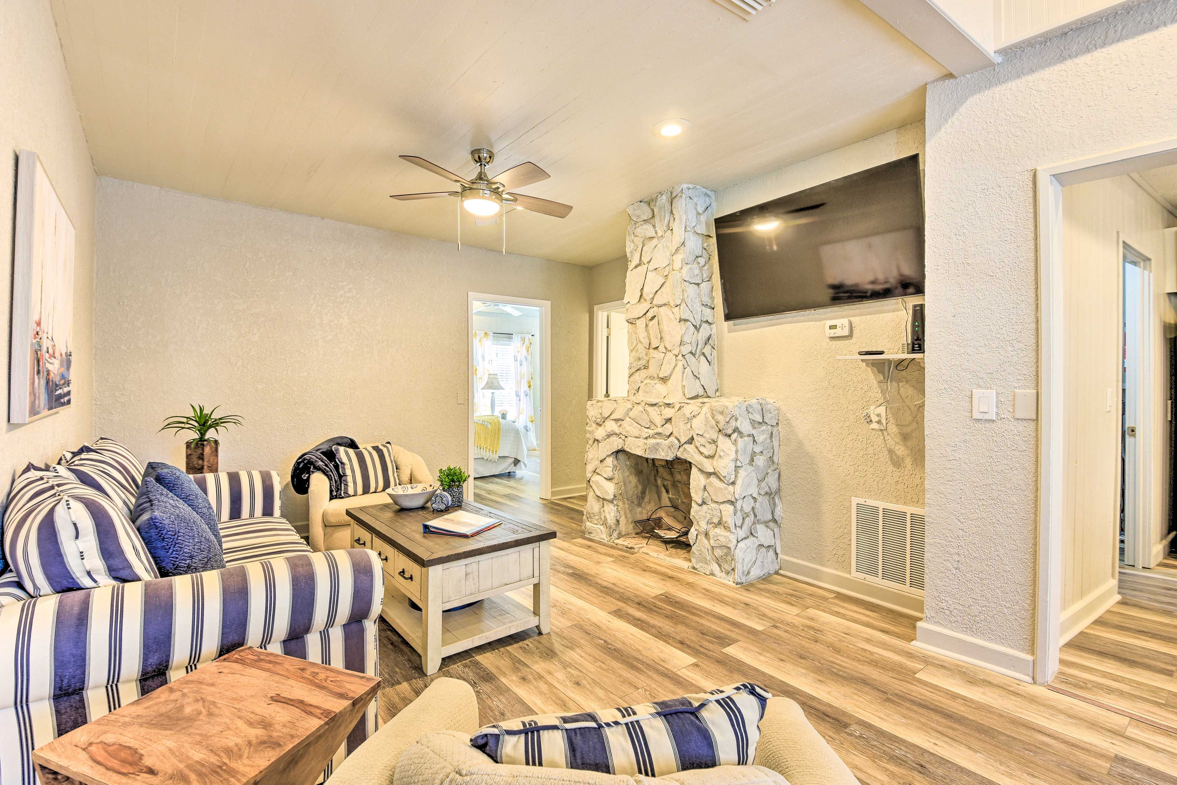 Living Room | Smart TV w/ Cable