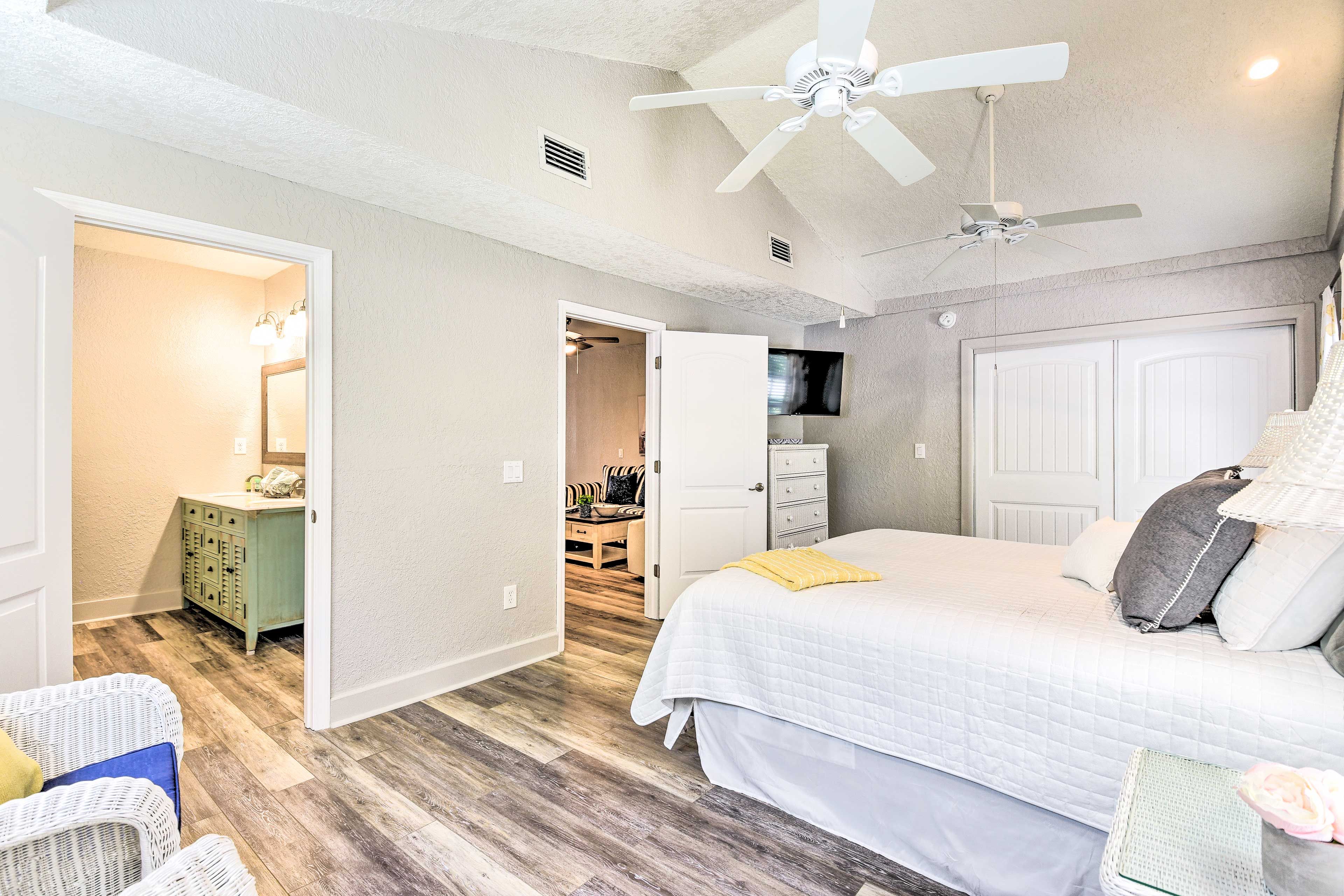 Bedroom 1 | Smart TV w/ Cable
