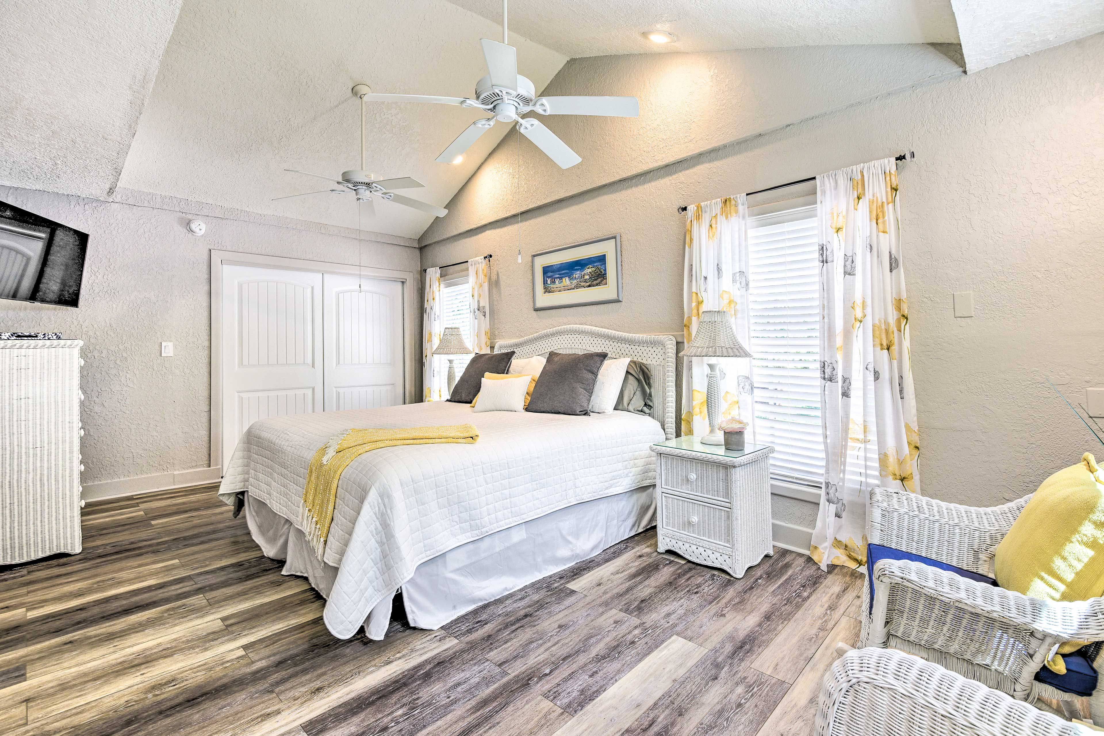 Bedroom 1 | King Bed
