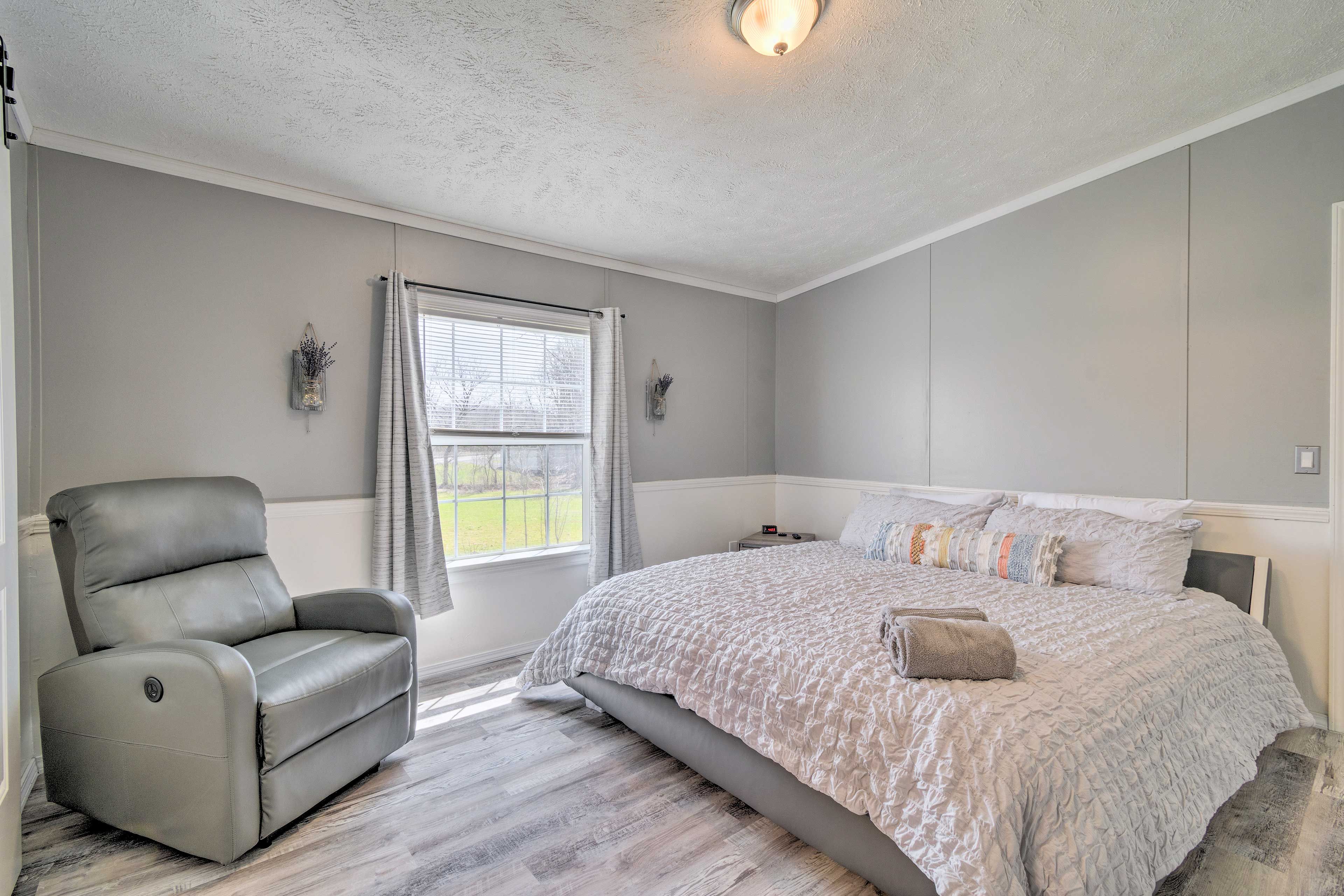 Bedroom 1 | King Bed | Smart TV | En-Suite Bathroom