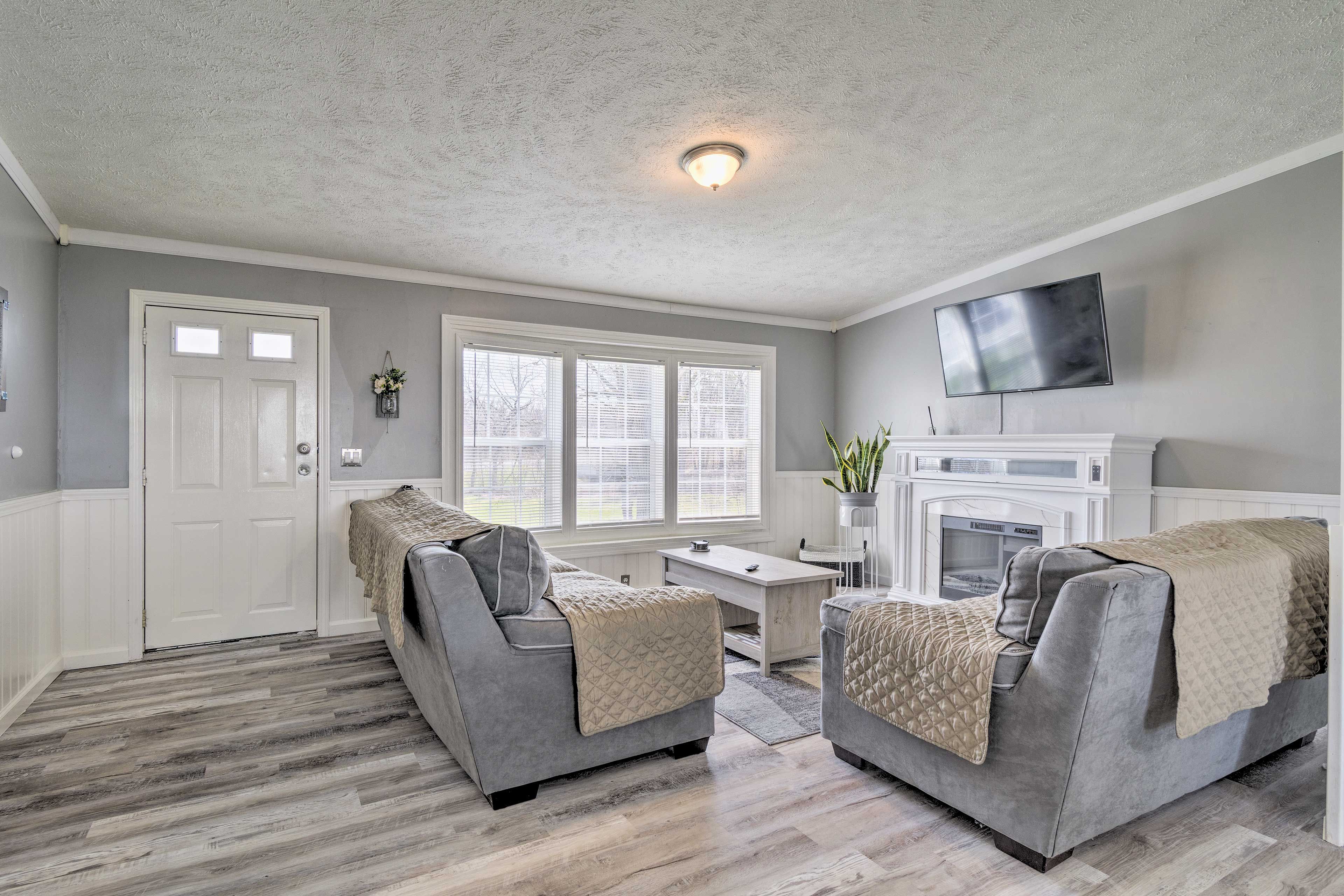Living Room | Smart TV | Fireplace | Free WiFi | Central A/C