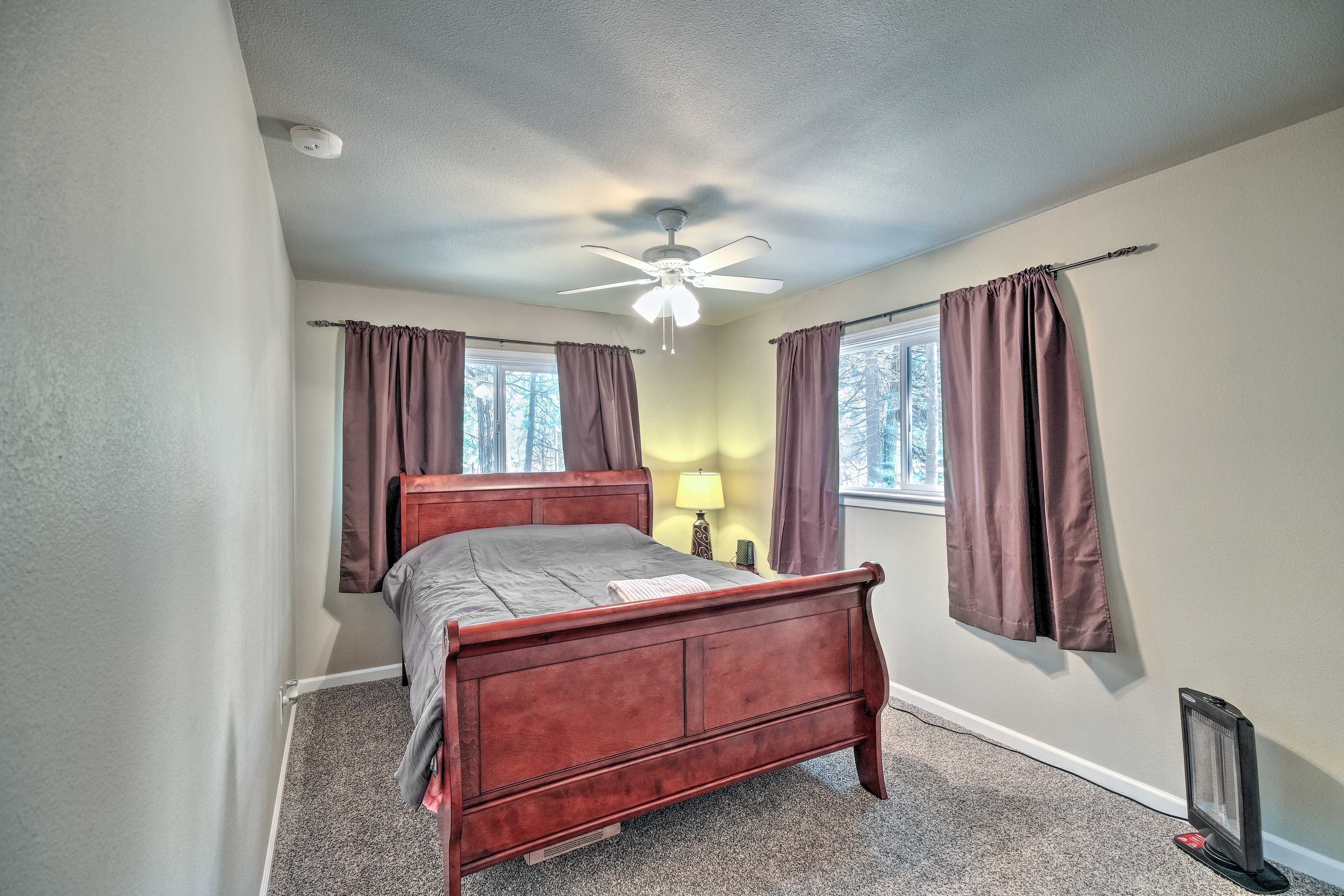 Bedroom 1 | Queen Bed