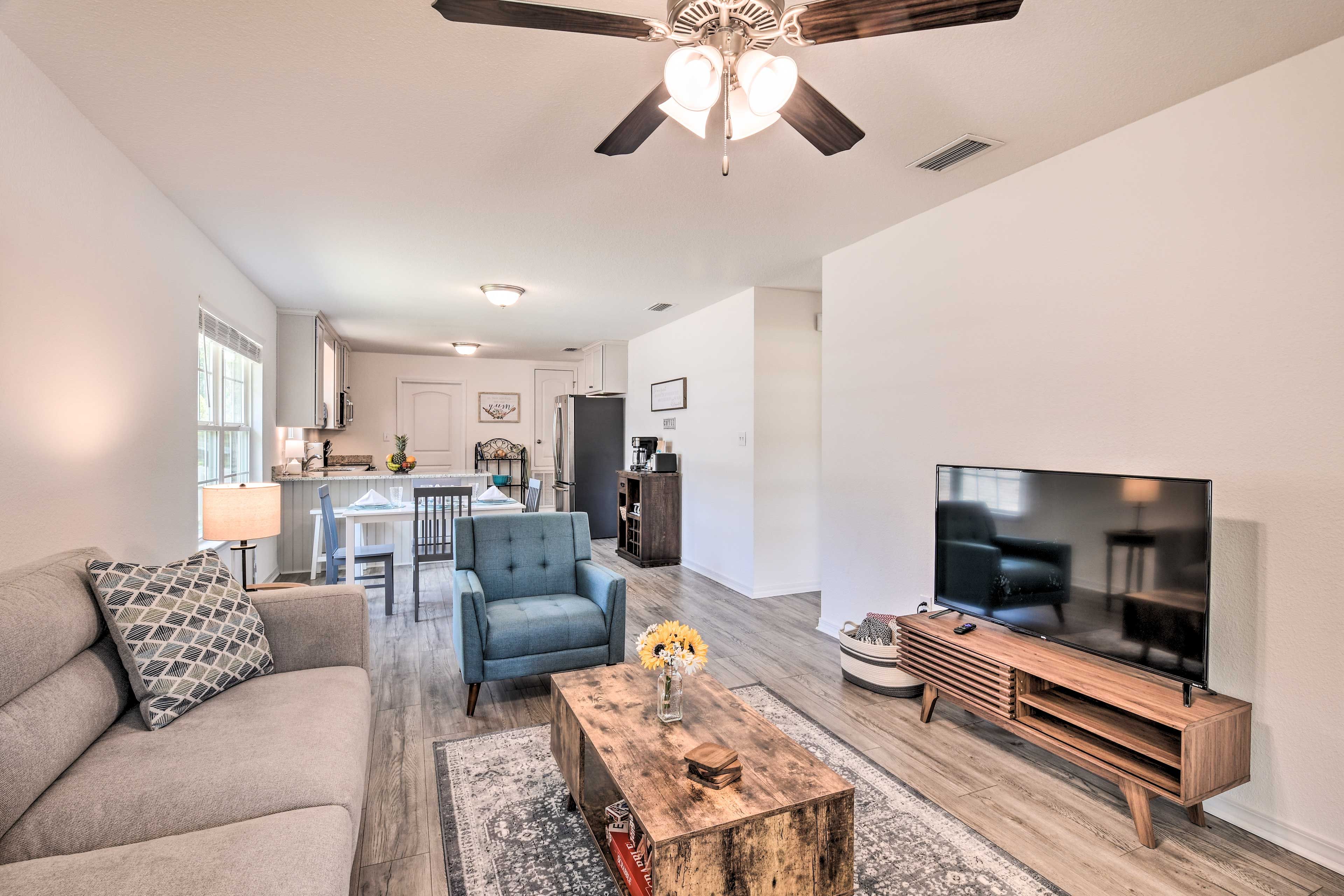 Living Room | Smart TV | Board Games